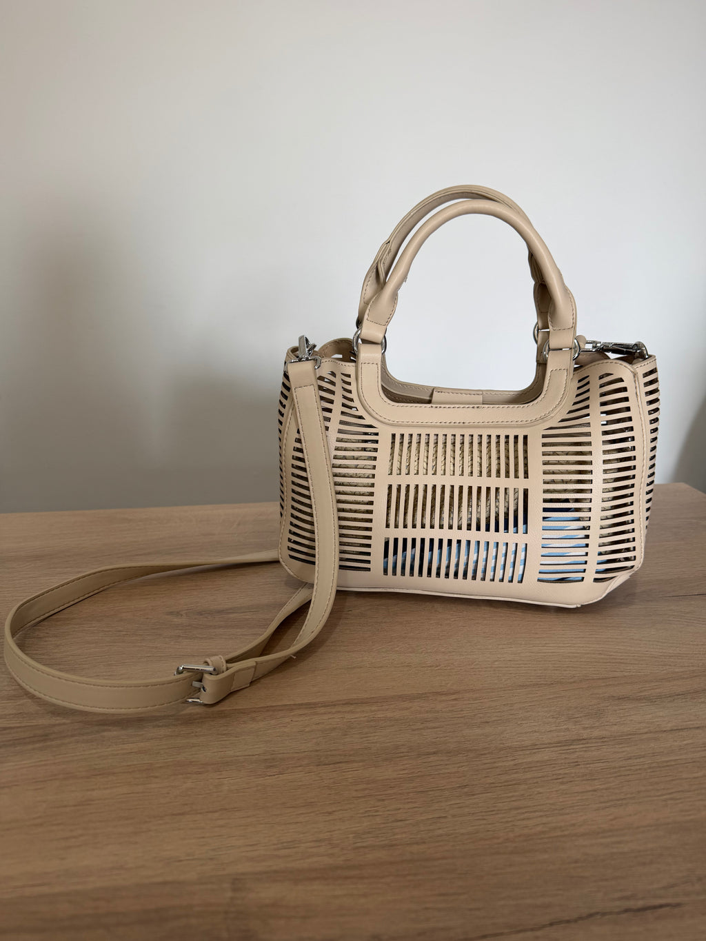 Bolso 2 en 1 troquelado con neceser de rafia / Bolso de mano y bandolera