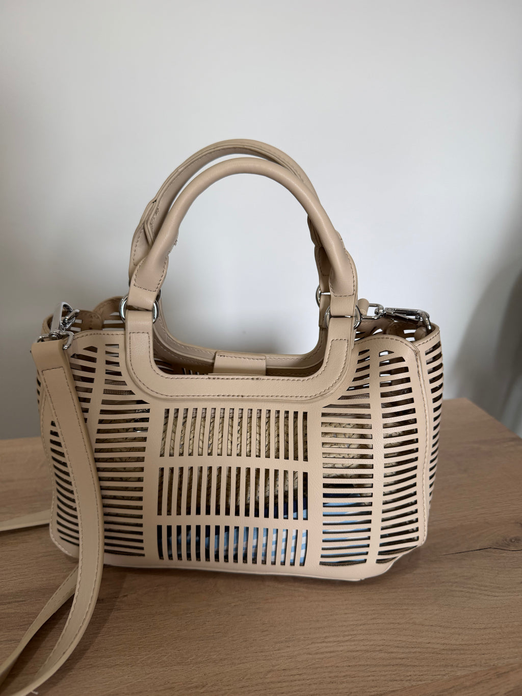 Bolso 2 en 1 troquelado con neceser de rafia / Bolso de mano y bandolera