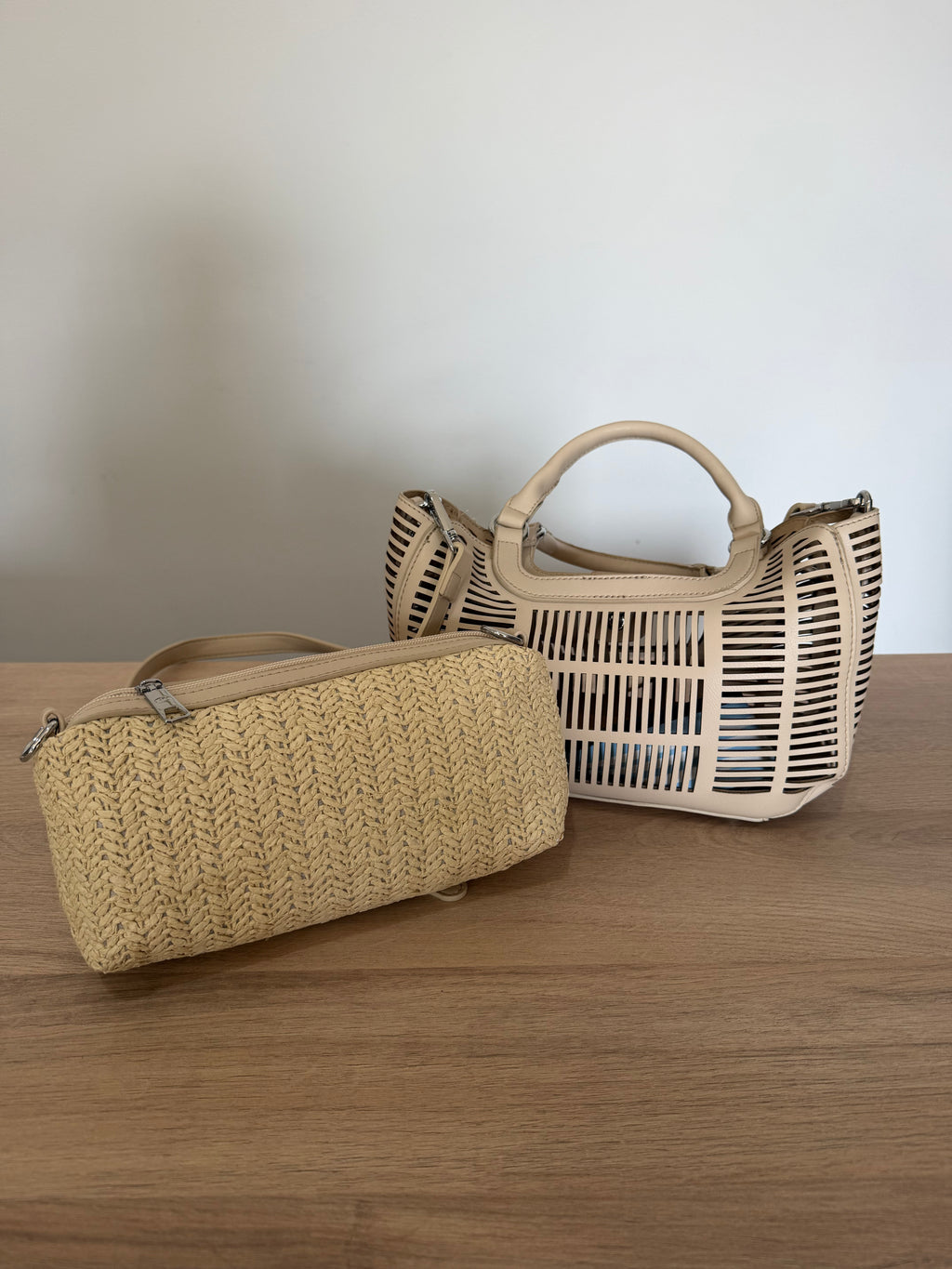 Bolso 2 en 1 troquelado con neceser de rafia / Bolso de mano y bandolera