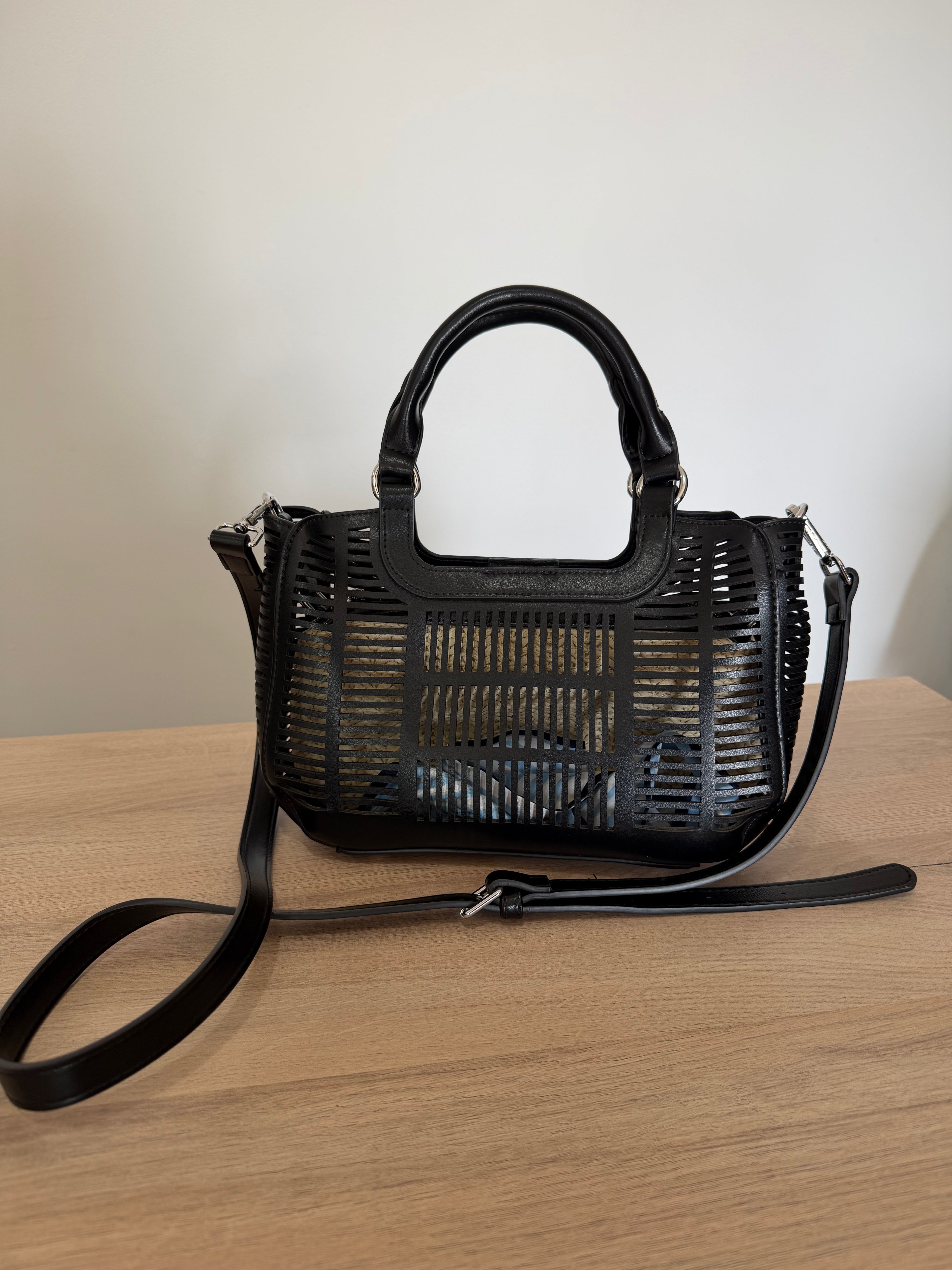 Bolso 2 en 1 troquelado con neceser de rafia / Bolso de mano y bandolera