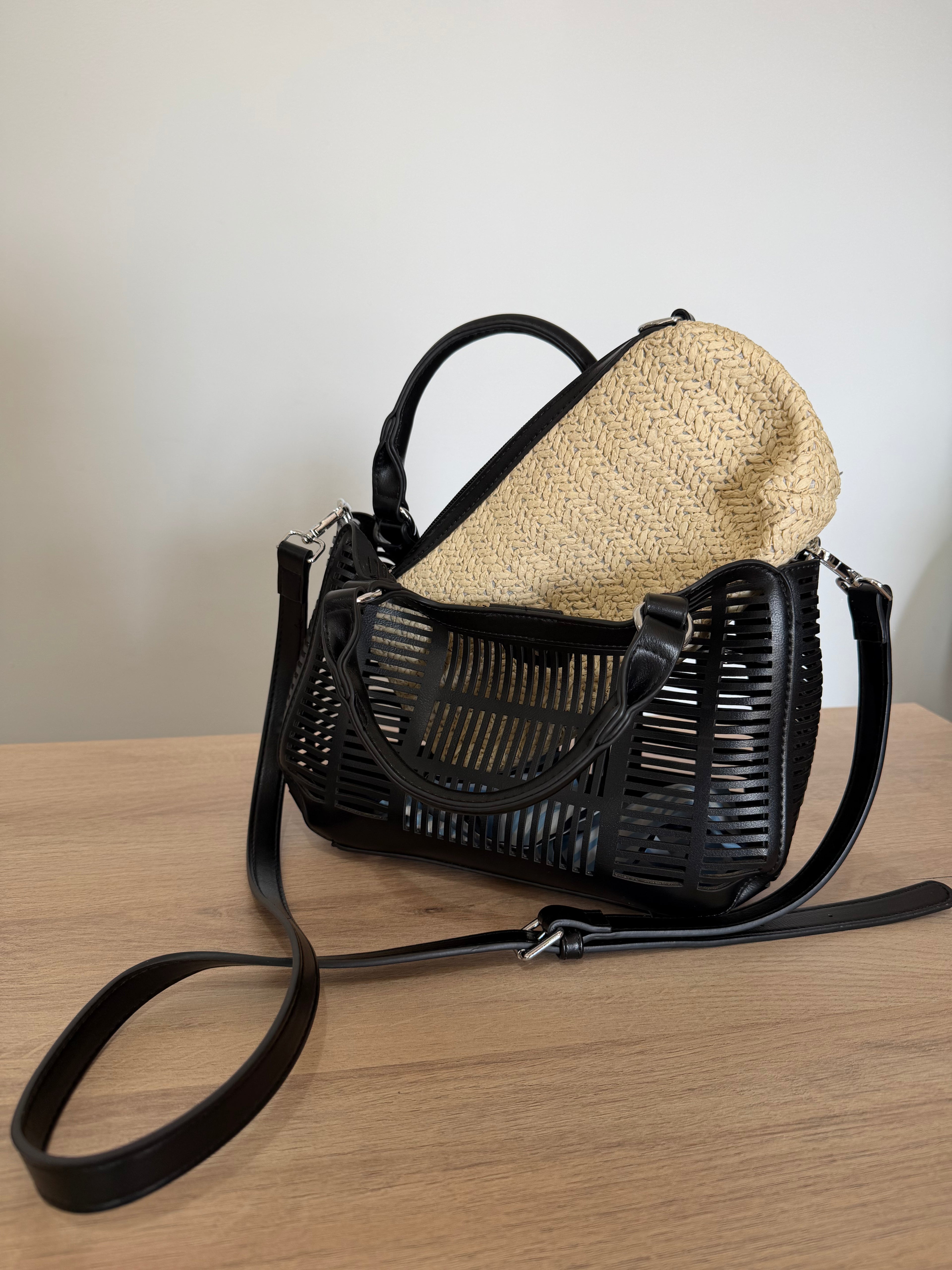 Bolso 2 en 1 troquelado con neceser de rafia / Bolso de mano y bandolera