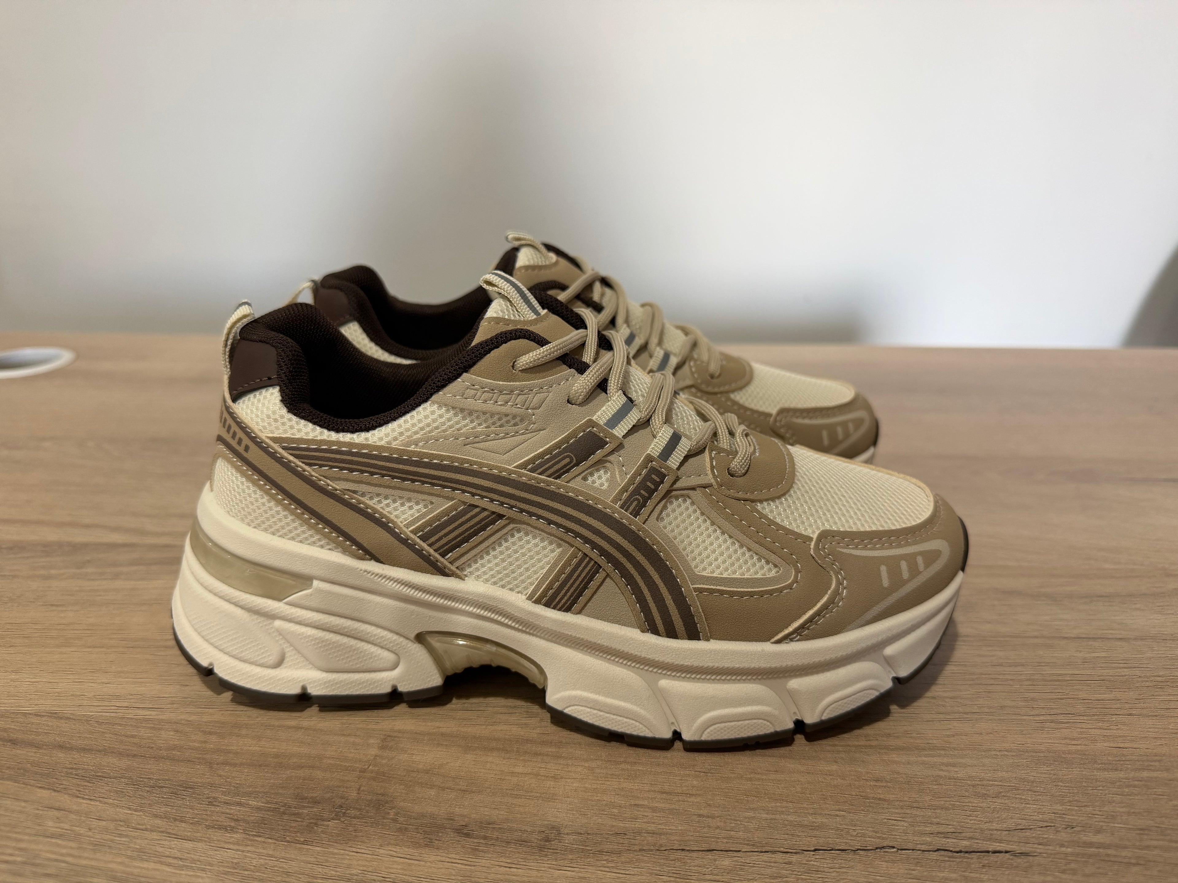Zapatillas Deportivas Retro Running beige y marrón / Sneakers Urbanas con Plataforma