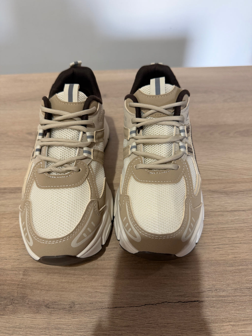 Zapatillas Deportivas Retro Running beige y marrón / Sneakers Urbanas con Plataforma