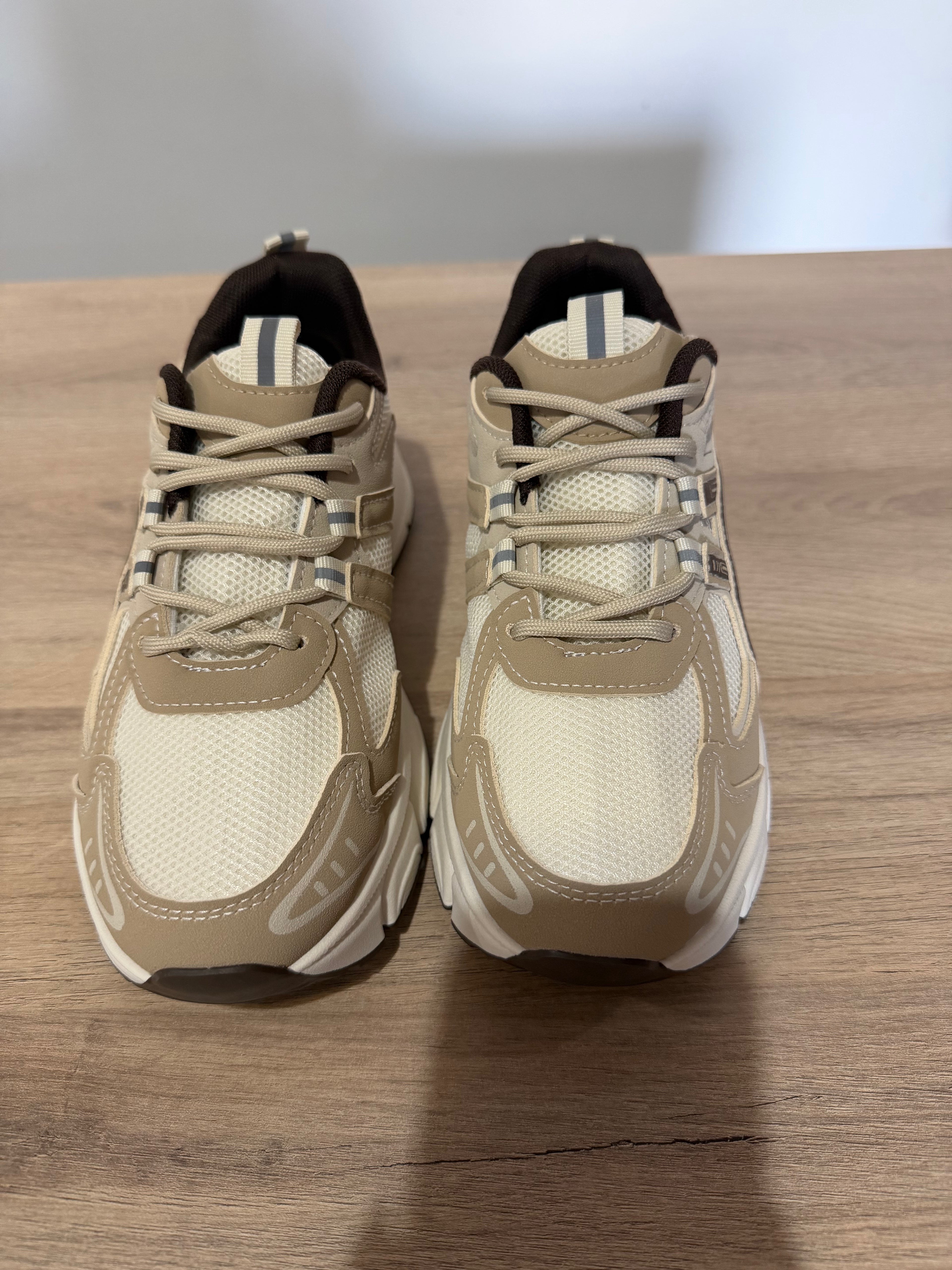 Zapatillas Deportivas Retro Running beige y marrón / Sneakers Urbanas con Plataforma