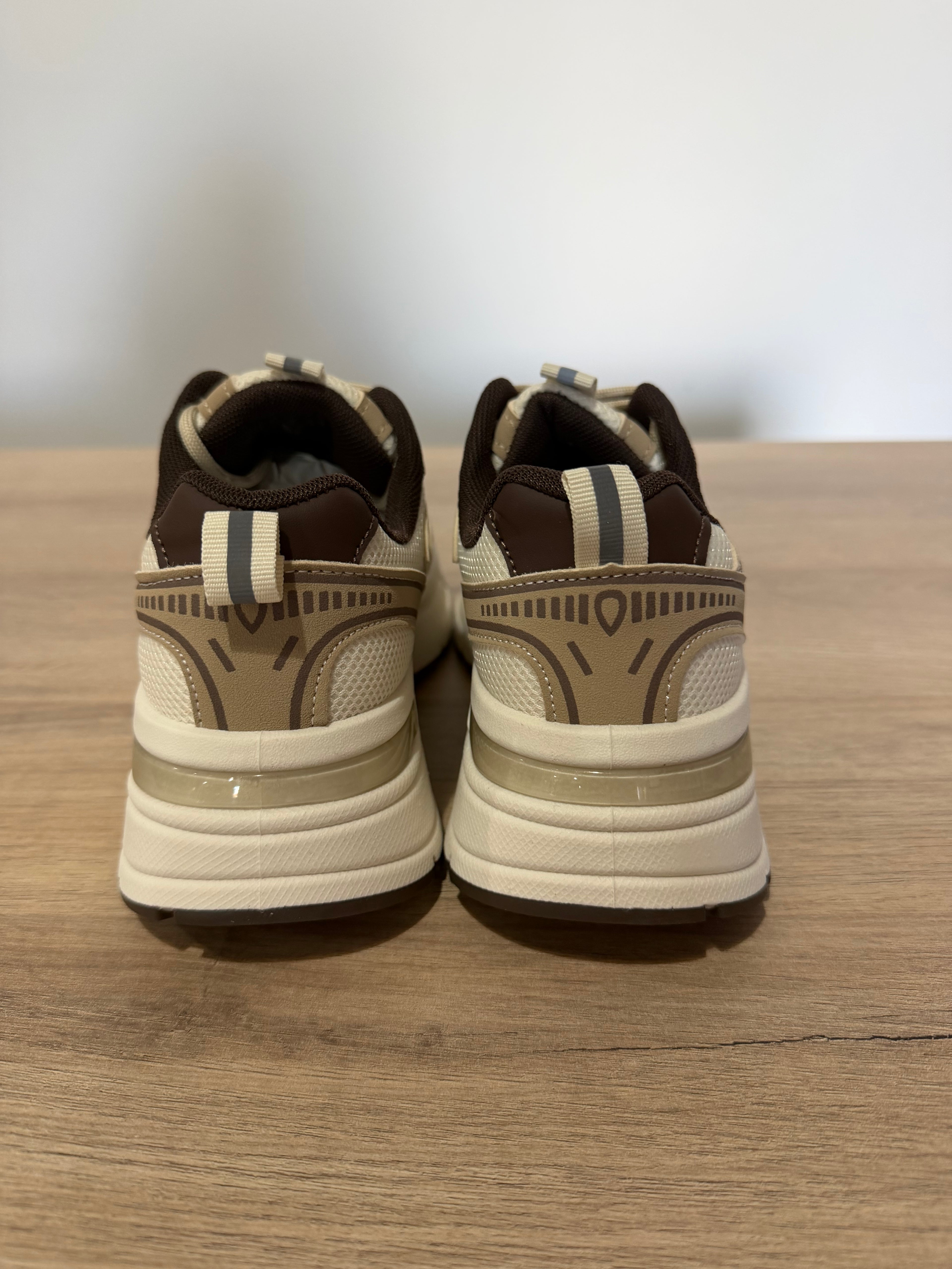 Zapatillas Deportivas Retro Running beige y marrón / Sneakers Urbanas con Plataforma