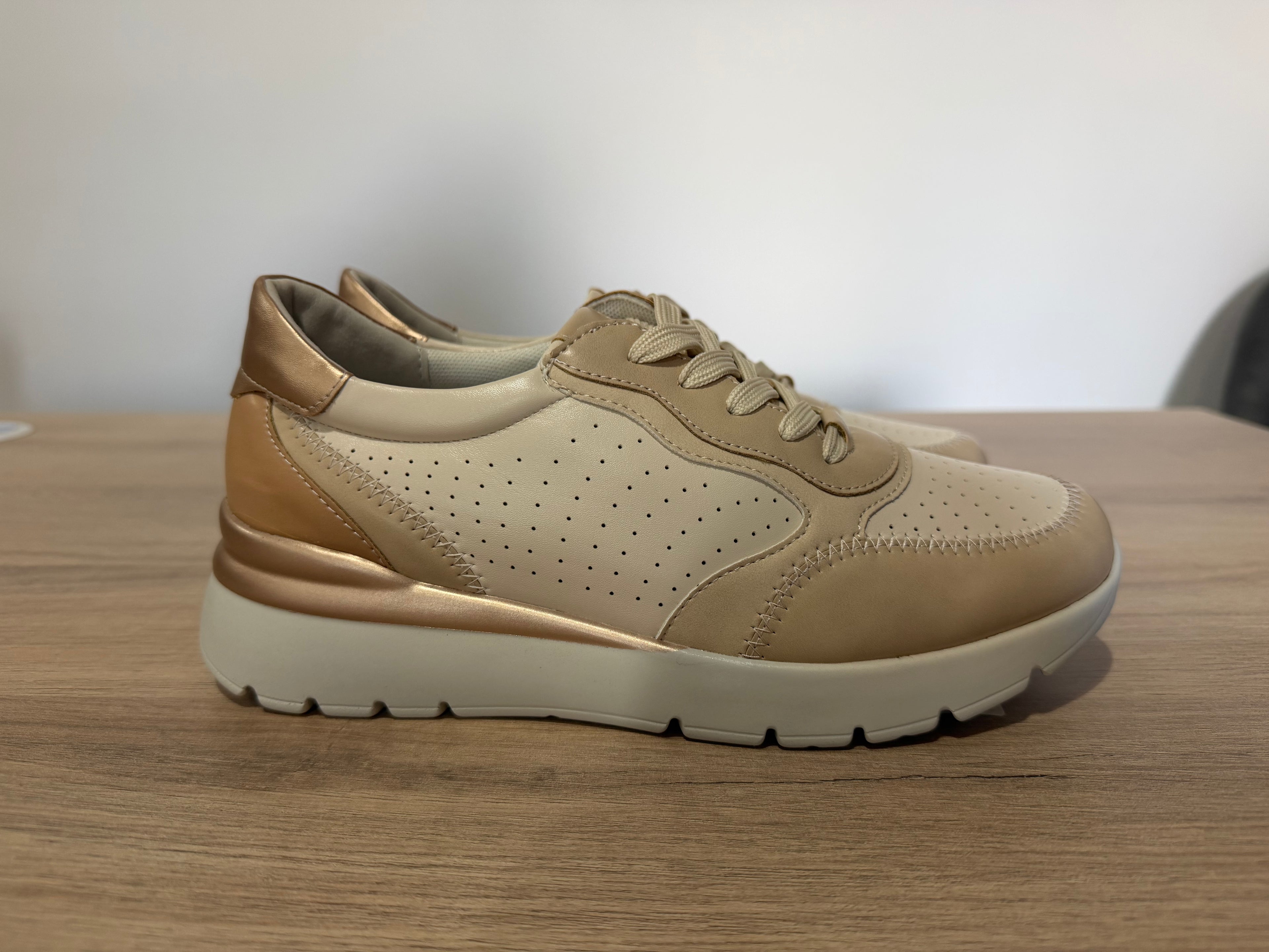 Zapatillas deportivas Clásicas detalles metalizados / Sneakers Plataforma