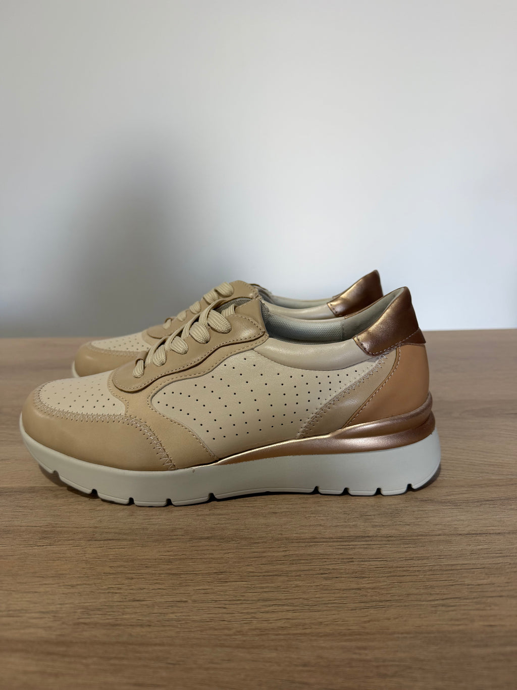 Zapatillas deportivas Clásicas detalles metalizados / Sneakers Plataforma