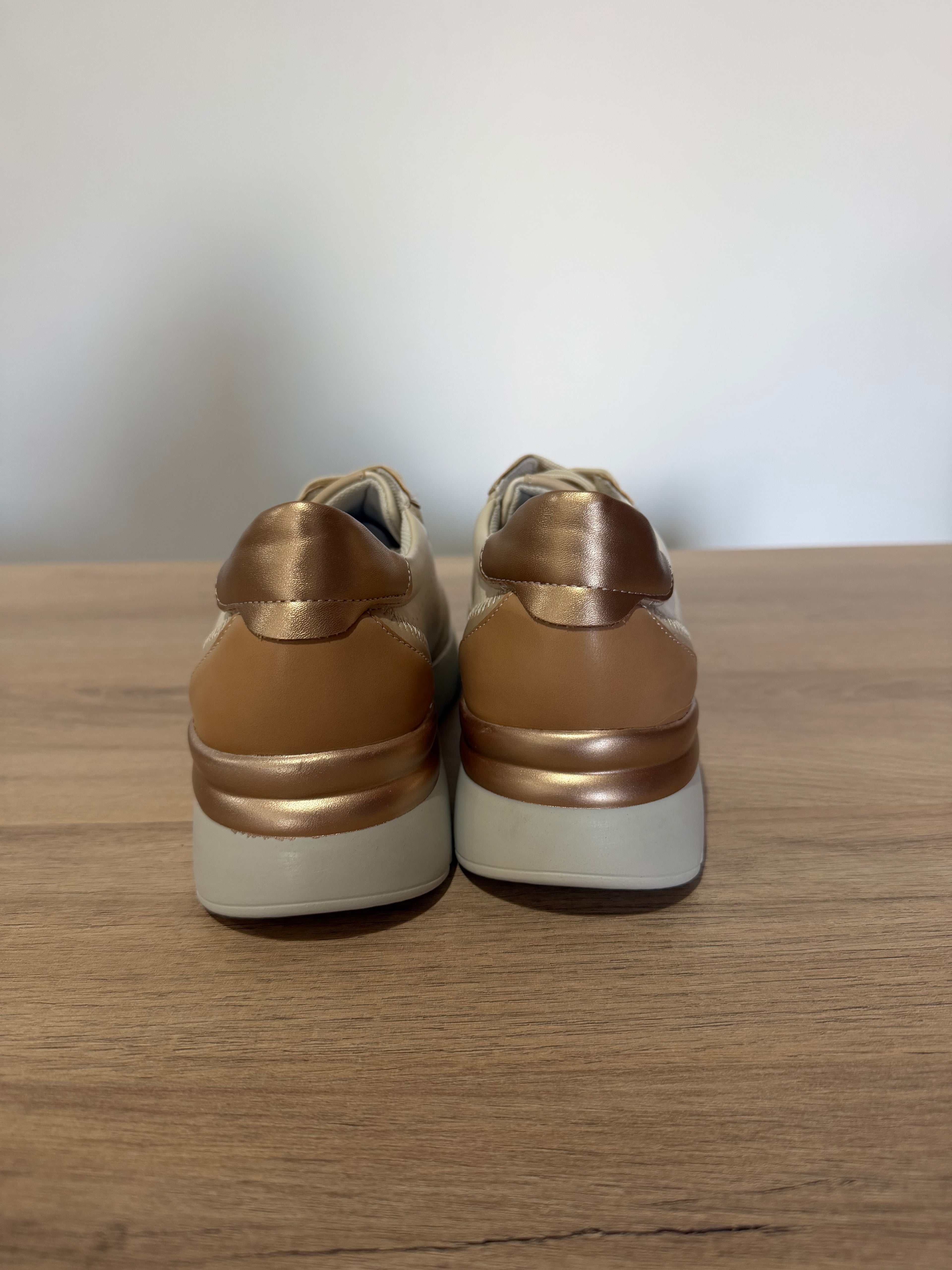 Zapatillas deportivas Clásicas detalles metalizados / Sneakers Plataforma