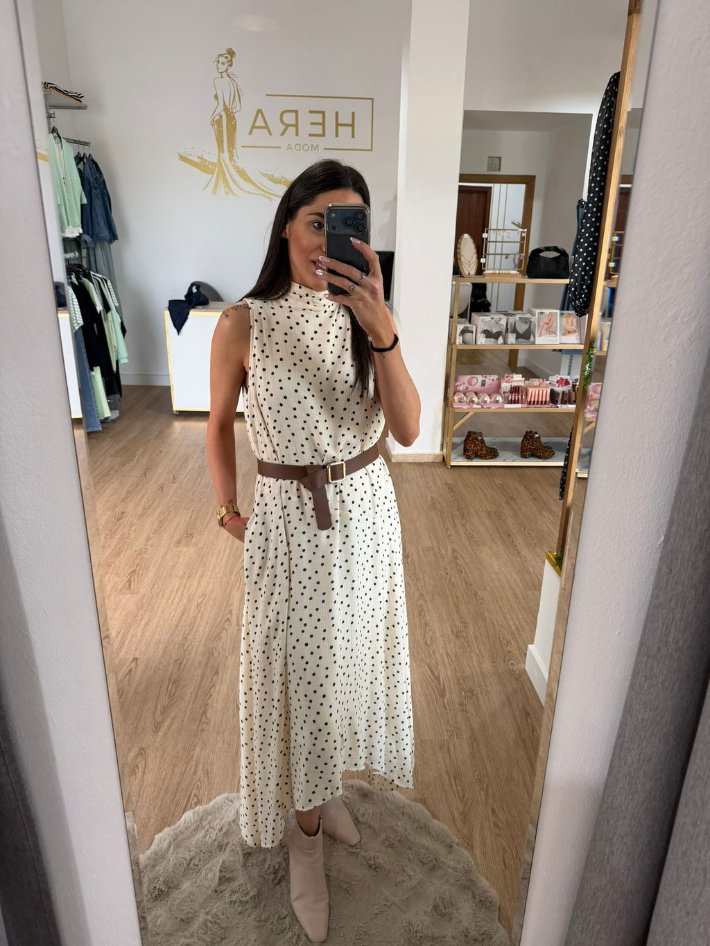 Vestido Midi de Lunares con Bajo Asimétrico y Cuello Perkins - Estilo Boho Chic