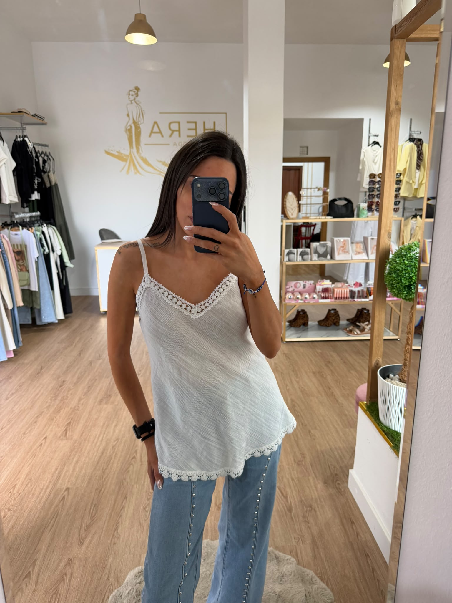 Top de Tirantes con Detalle de Encaje  en el Escote
