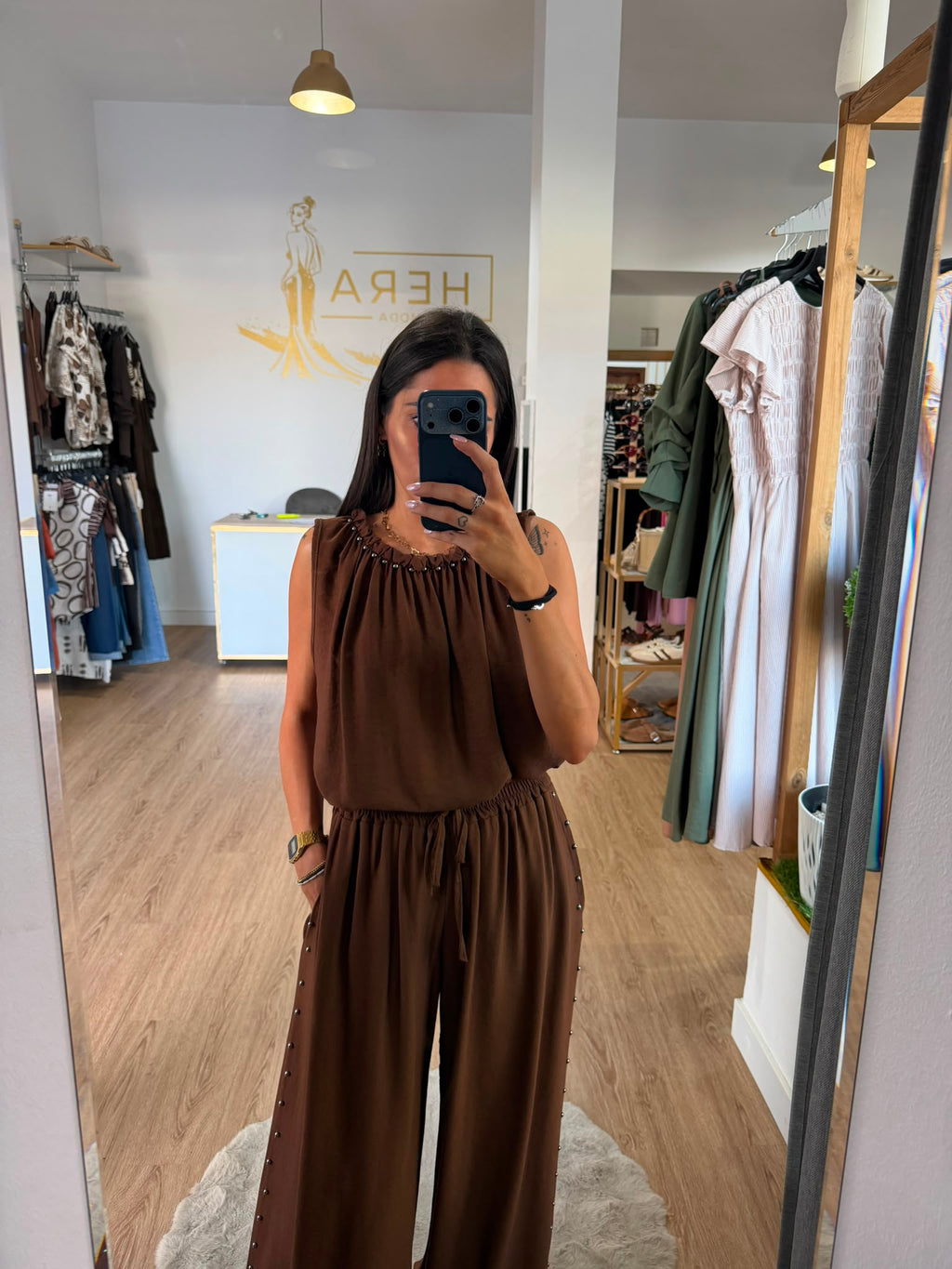 Conjunto dos piezas blusa cuello tachuelas y pantalón bombacho / Set fluido y elegante
