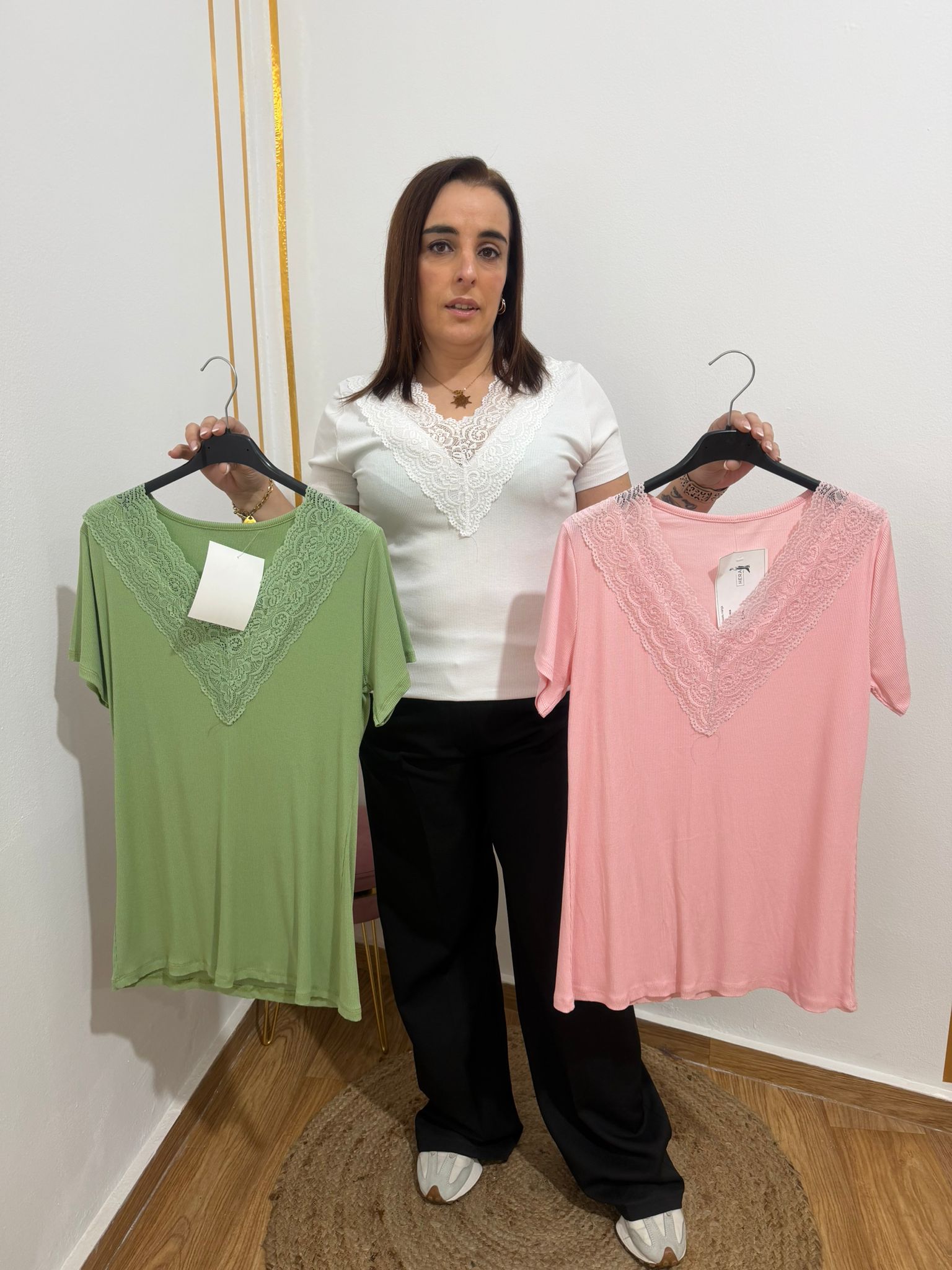Camiseta Lencera de Manga Corta con Detalle de Encaje – Elegancia y Confort