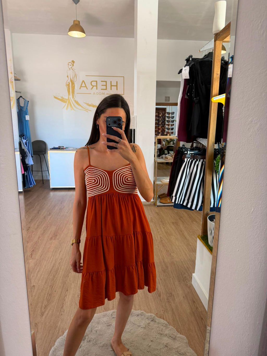 Vestido Corto de Tirantes con Pecho Bordado / Vestido Corto con Volantes Estilo Imperio