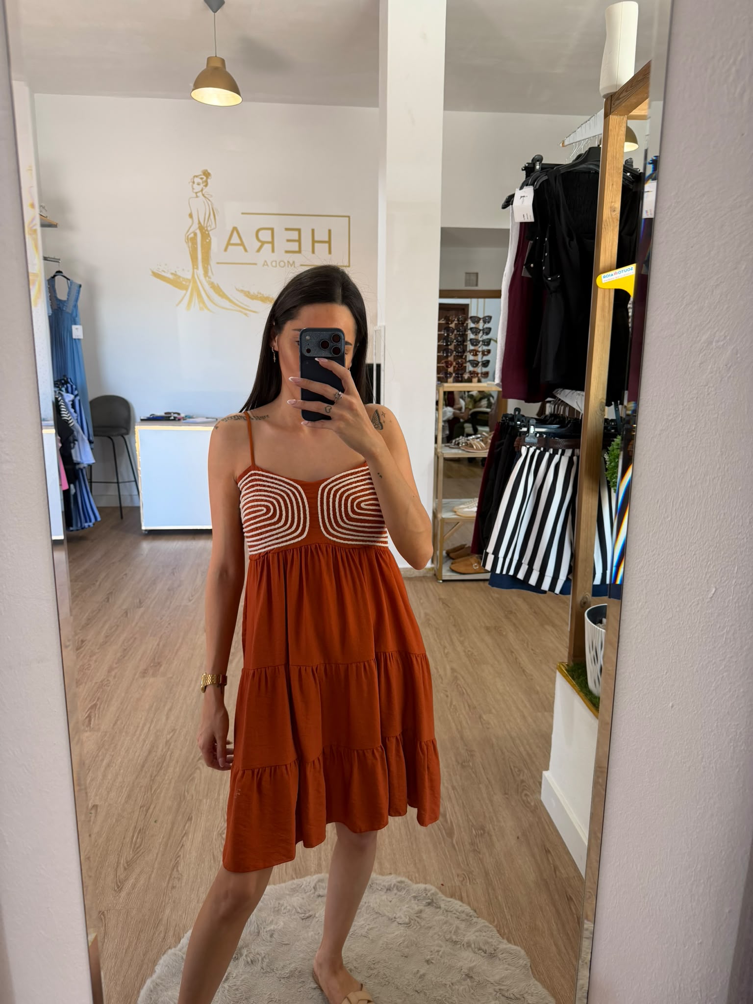 Vestido Corto de Tirantes con Pecho Bordado / Vestido Corto con Volantes Estilo Imperio