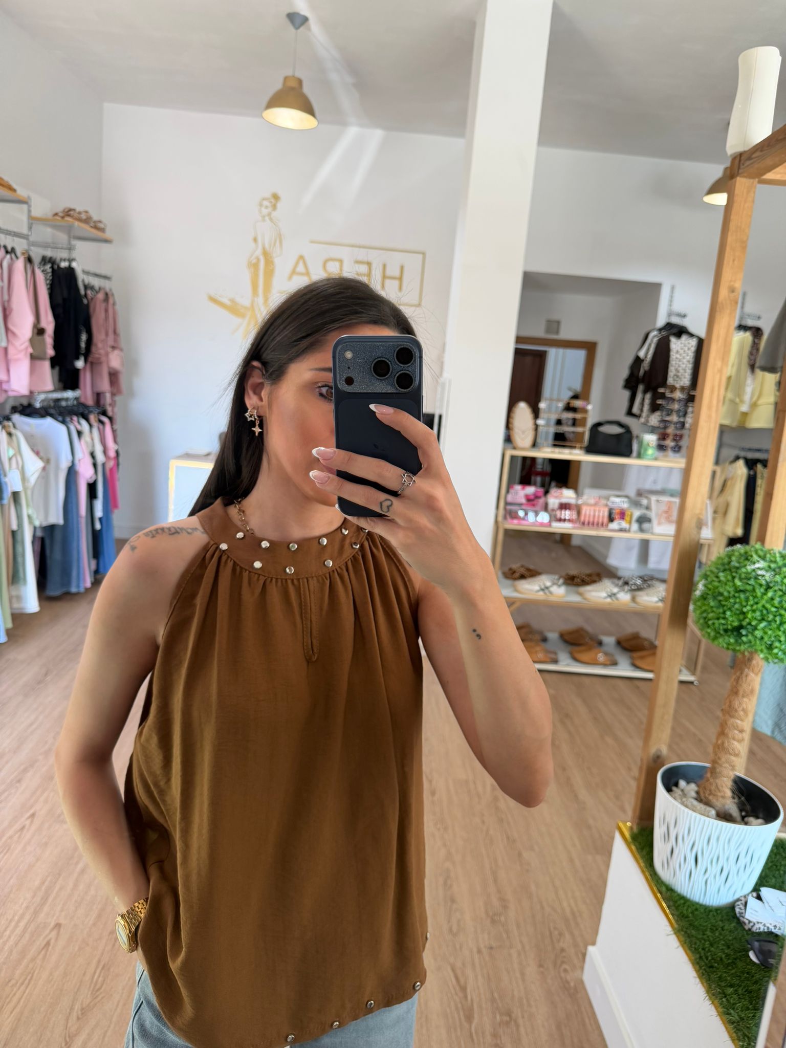 Top Fluido Halter con Tachuelas / Blusa Sofisticada sin mangas