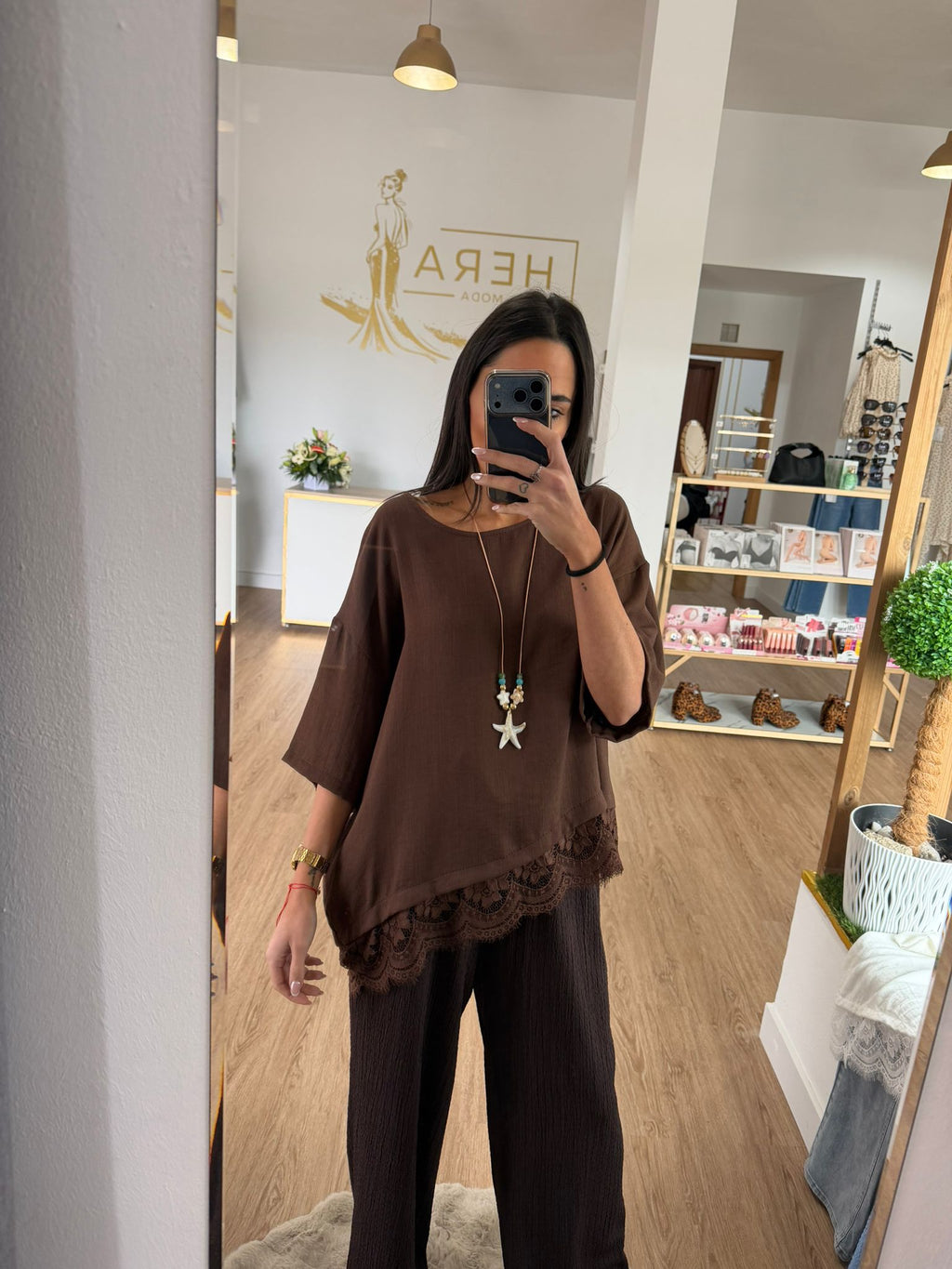 Blusa Fluida con Bajo de Encaje Asimétrico - Estilo Romántico Chic