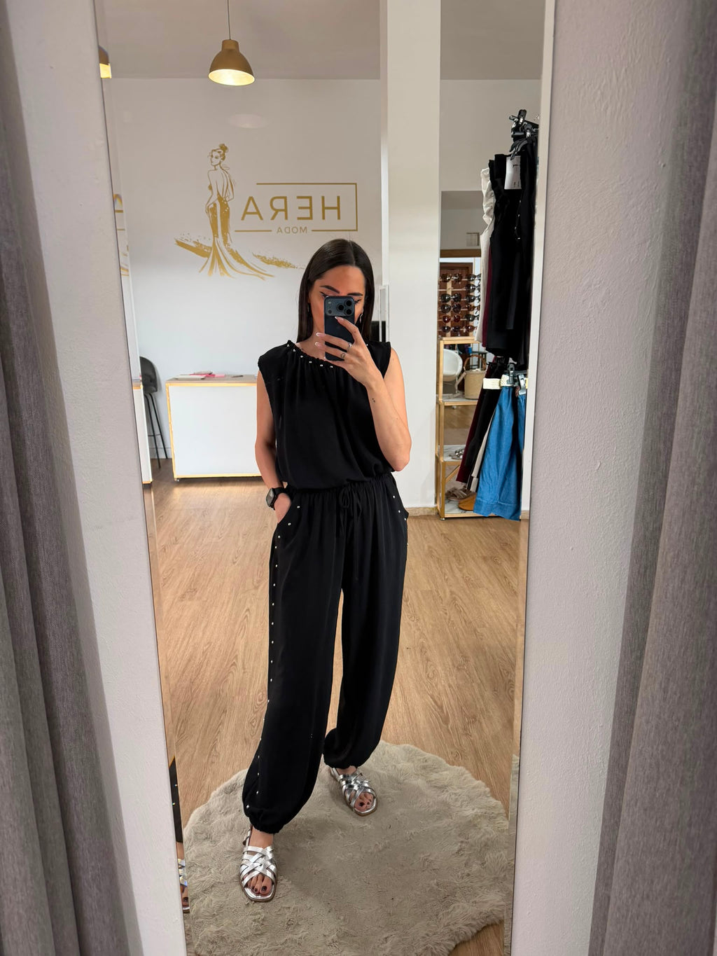 Conjunto dos piezas blusa cuello tachuelas y pantalón bombacho / Set fluido y elegante