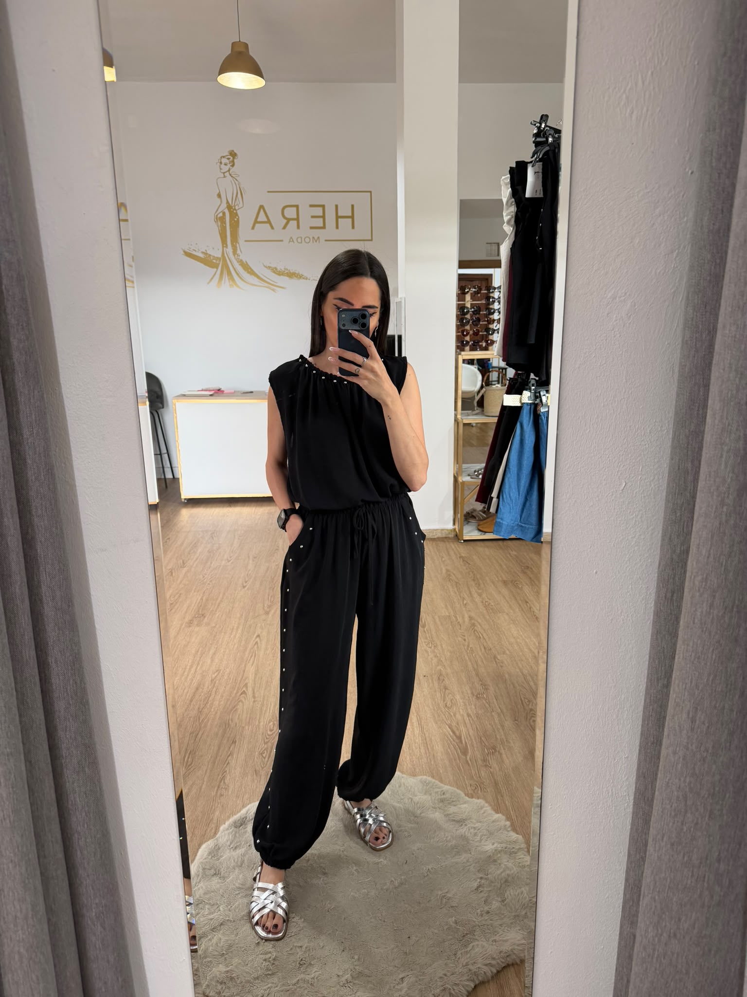 Conjunto dos piezas blusa cuello tachuelas y pantalón bombacho / Set fluido y elegante