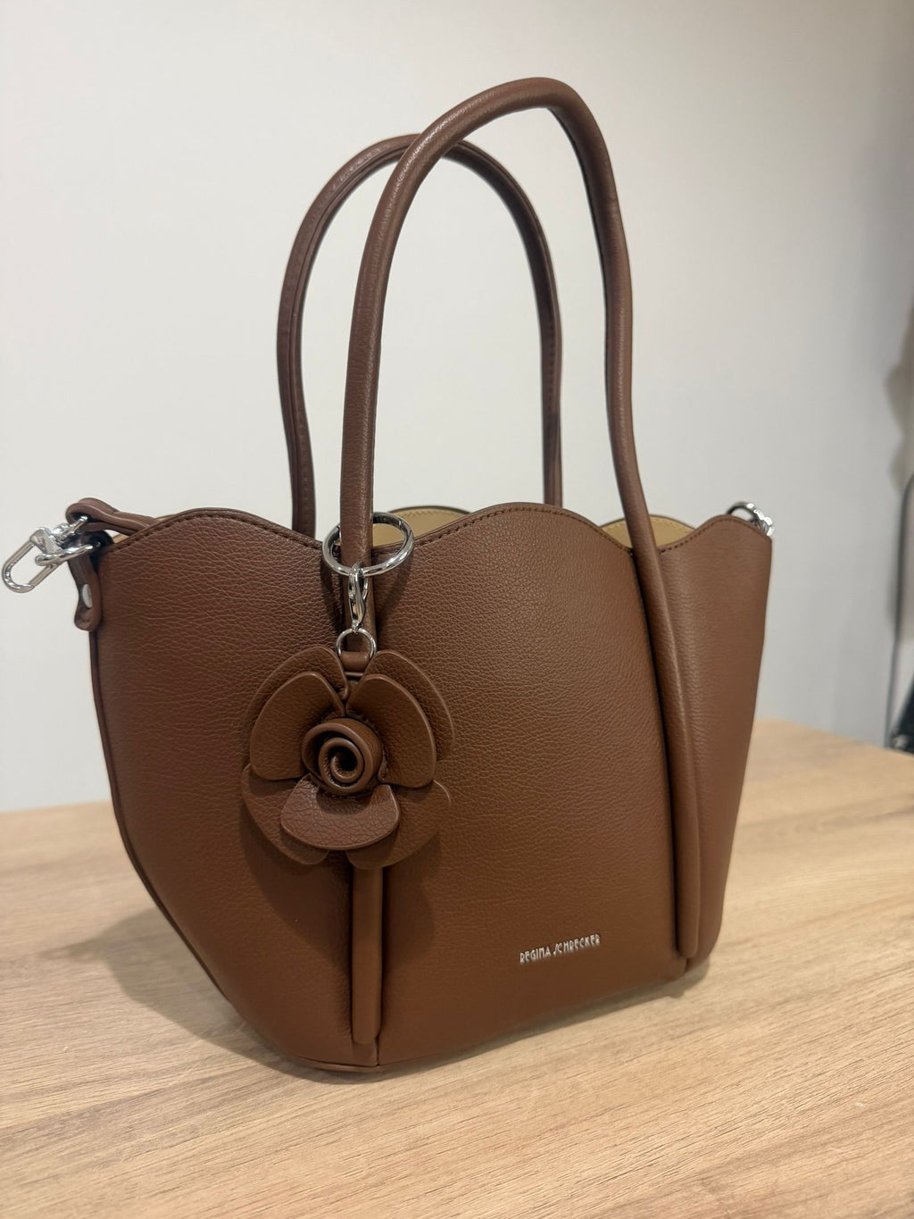 Bolso Regina-Bolso Marrón Elegante con Asa Doble y Flor Decorativa – Bolso Mujer Chic