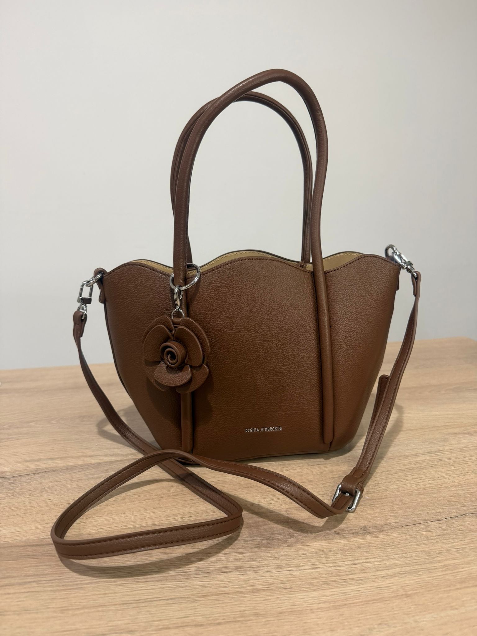 Bolso Regina-Bolso Marrón Elegante con Asa Doble y Flor Decorativa – Bolso Mujer Chic