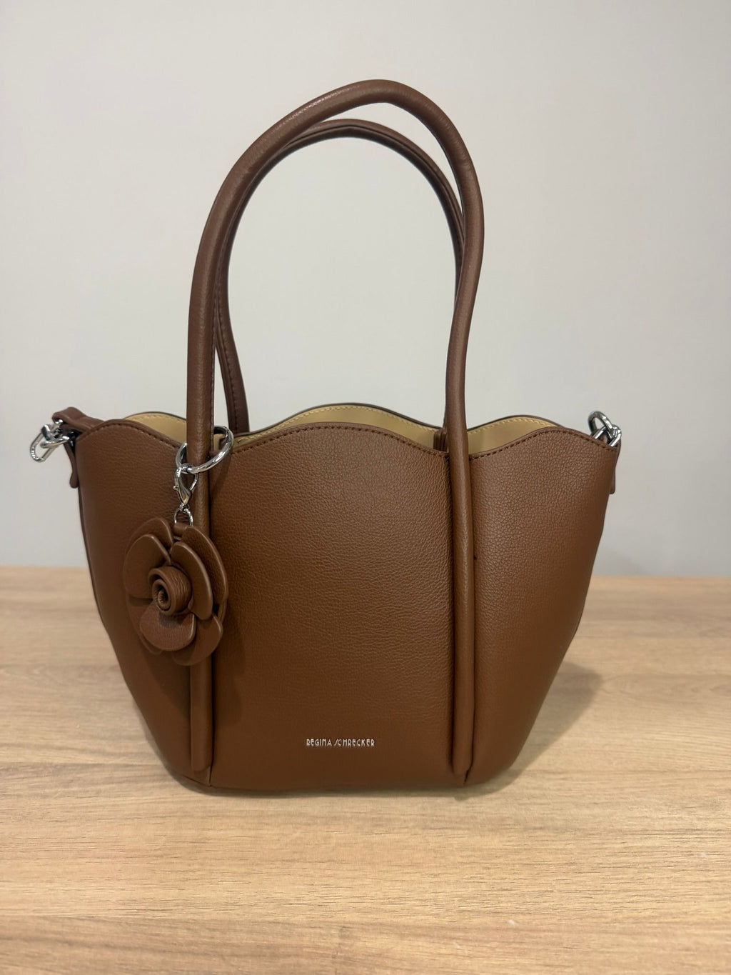 Bolso Regina-Bolso Marrón Elegante con Asa Doble y Flor Decorativa – Bolso Mujer Chic