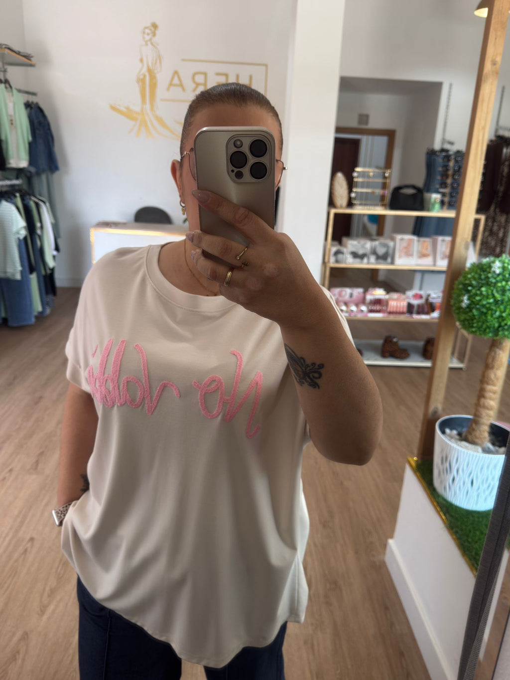 Camiseta Oversize Premium con Bordado en Relieve - Comodidad y Diseño