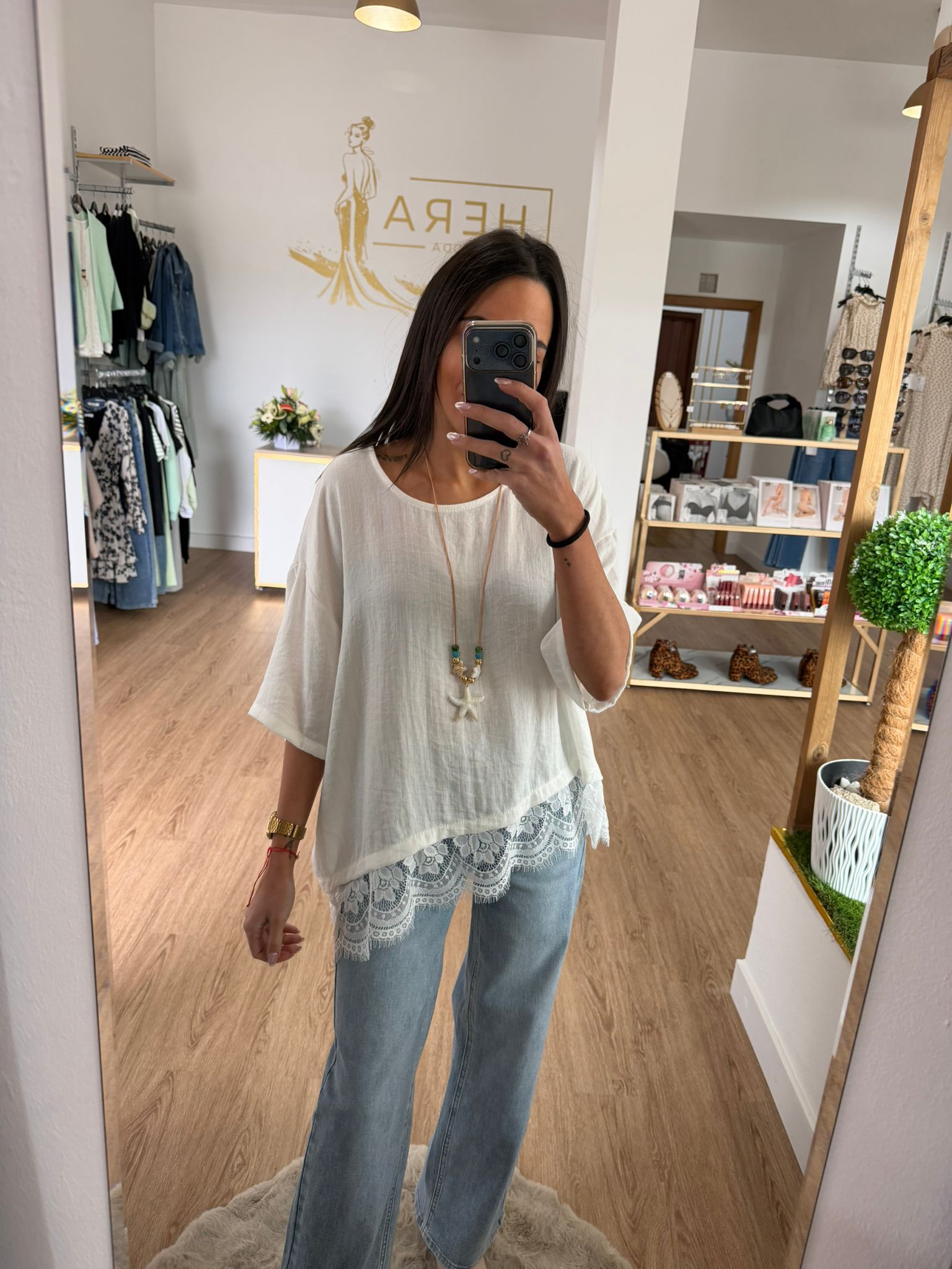 Blusa Fluida con Bajo de Encaje Asimétrico - Estilo Romántico Chic