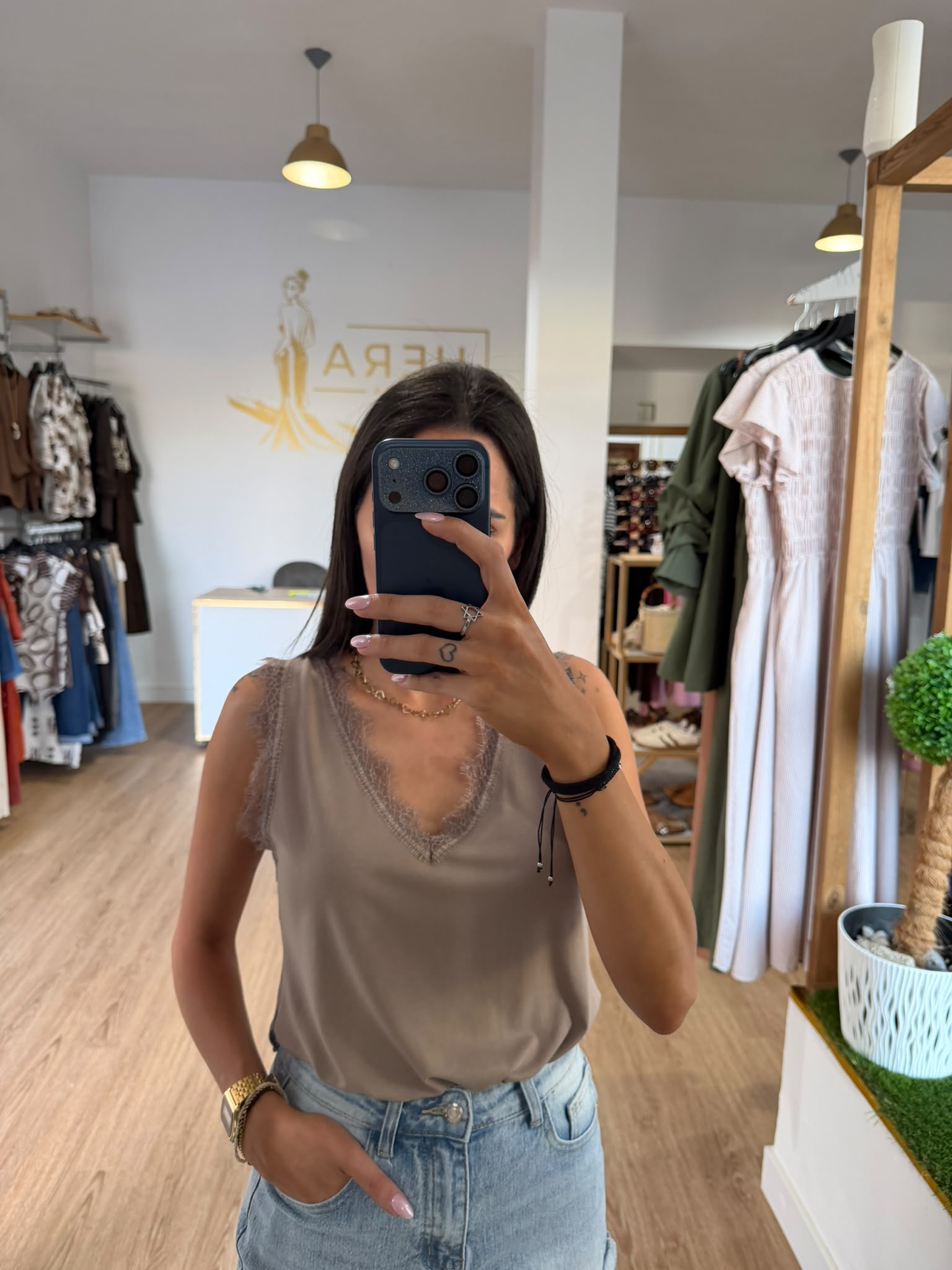 Top lencero sin mangas con detalle de encaje en escote y hombros / Camisetas elegantes