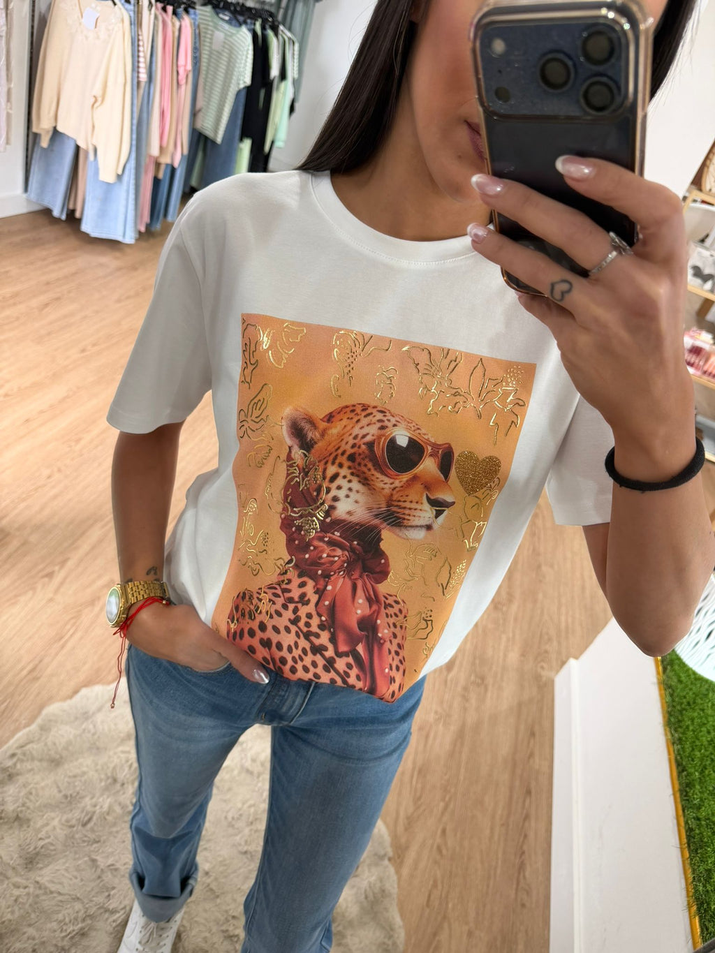 Camiseta Algodón "Chic Leopard" – Diseño Gráfico con Detalles Dorados