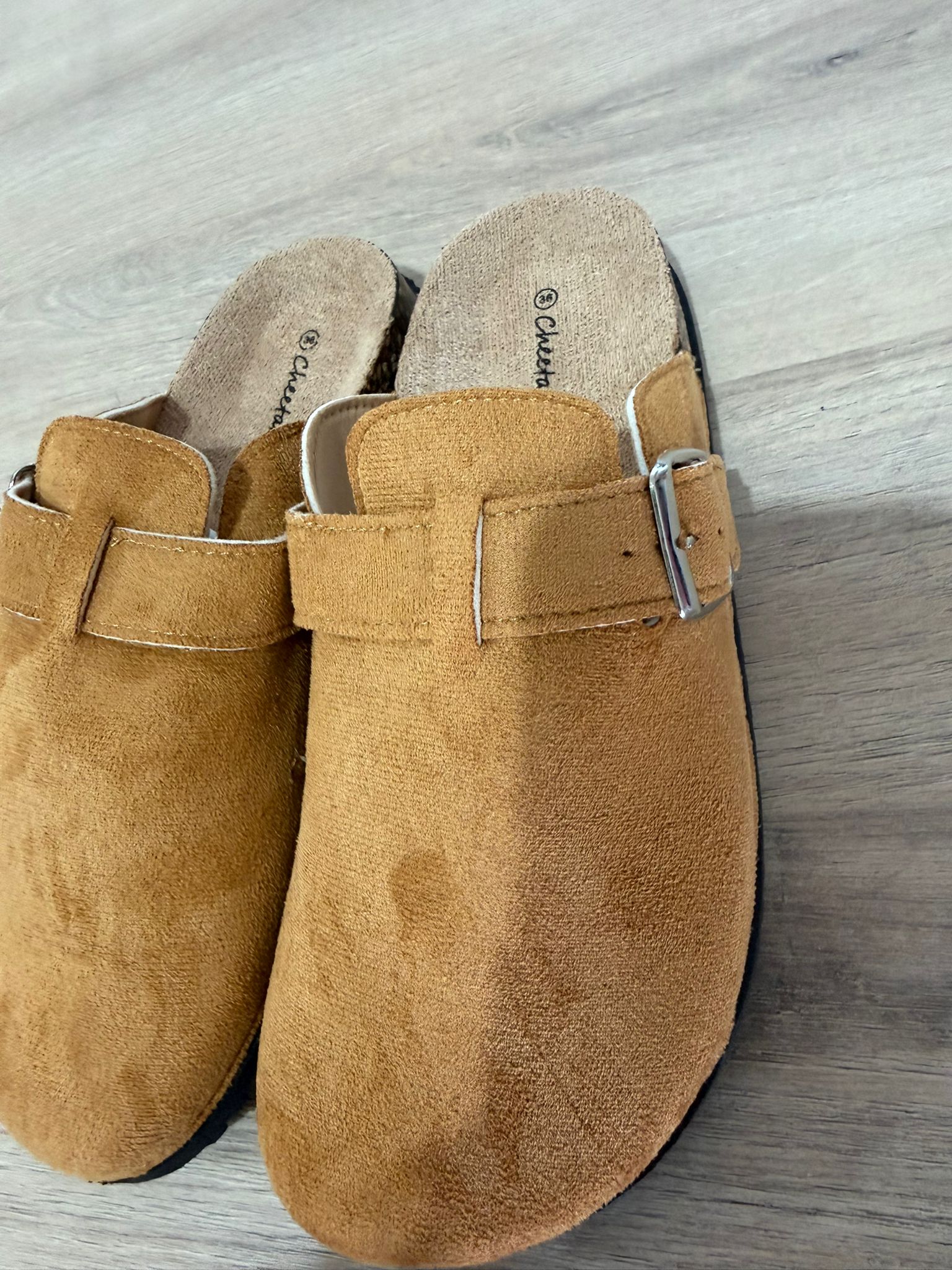 Zuecos de Antelina Camel con Hebilla / Mules Planos Suela de Corcho