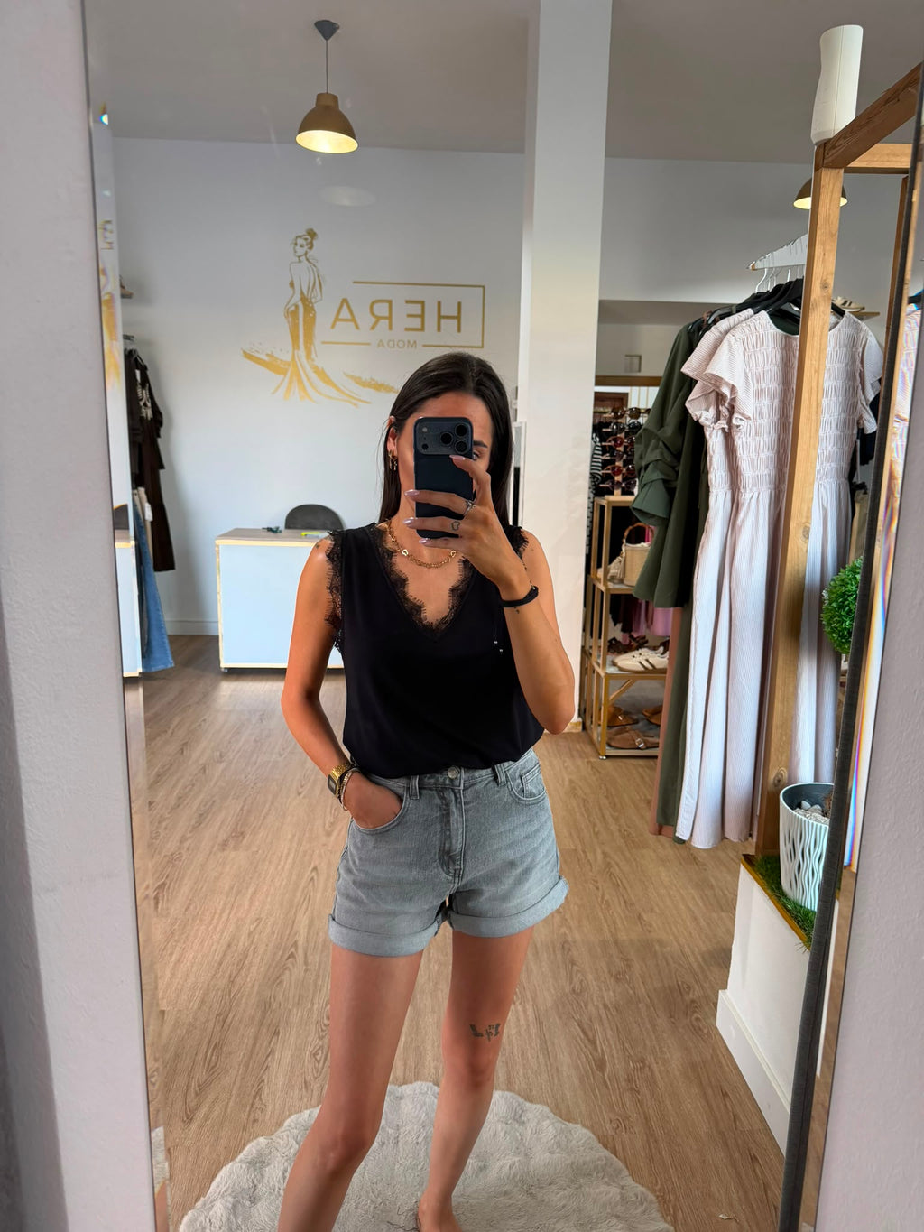 Top lencero sin mangas con detalle de encaje en escote y hombros / Camisetas elegantes