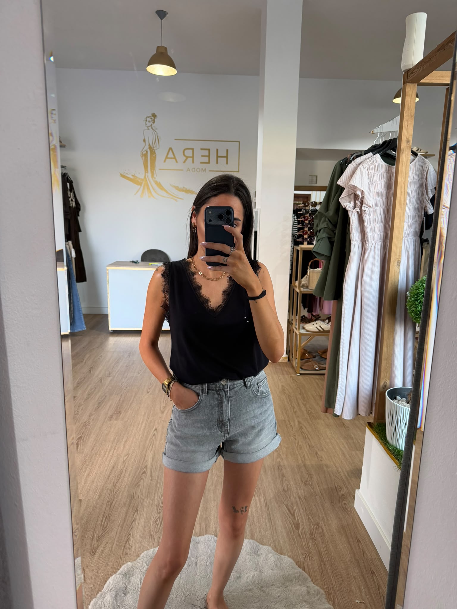 Top lencero sin mangas con detalle de encaje en escote y hombros / Camisetas elegantes