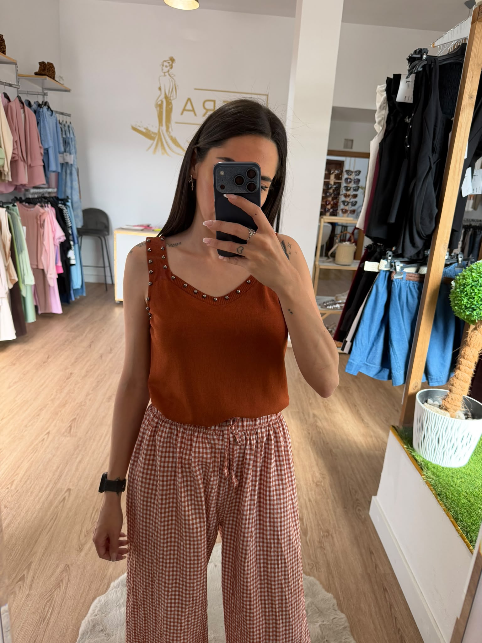 Top Liso de Tirantes Anchos Con Tachuelas / Camiseta de Punto Fino