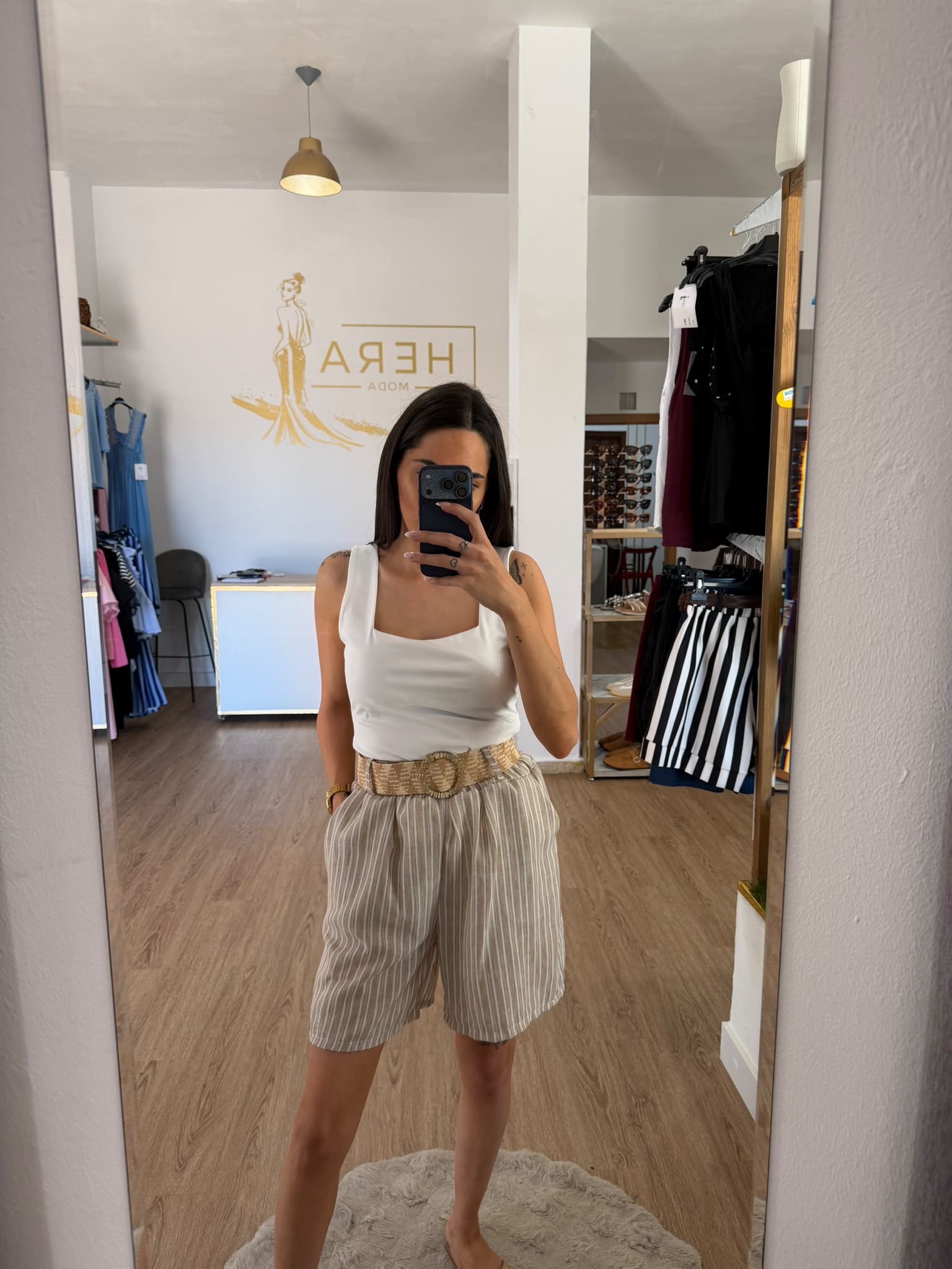 Short Bermuda Fluido de Rayas Con Cinturón de Rafia / Pantalón Corto Tiro Alto Textura Lino