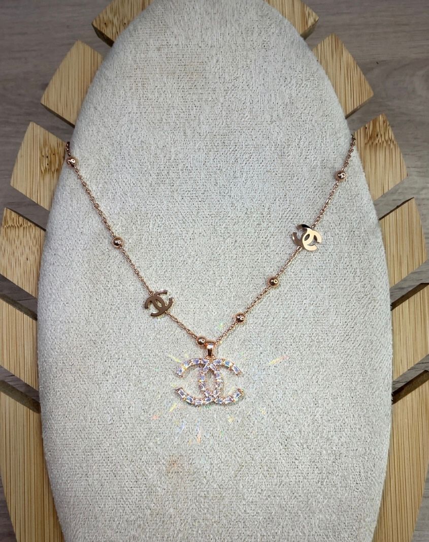 Collar Doble C de Lujo - Elegancia en Oro Rosa y Cristales