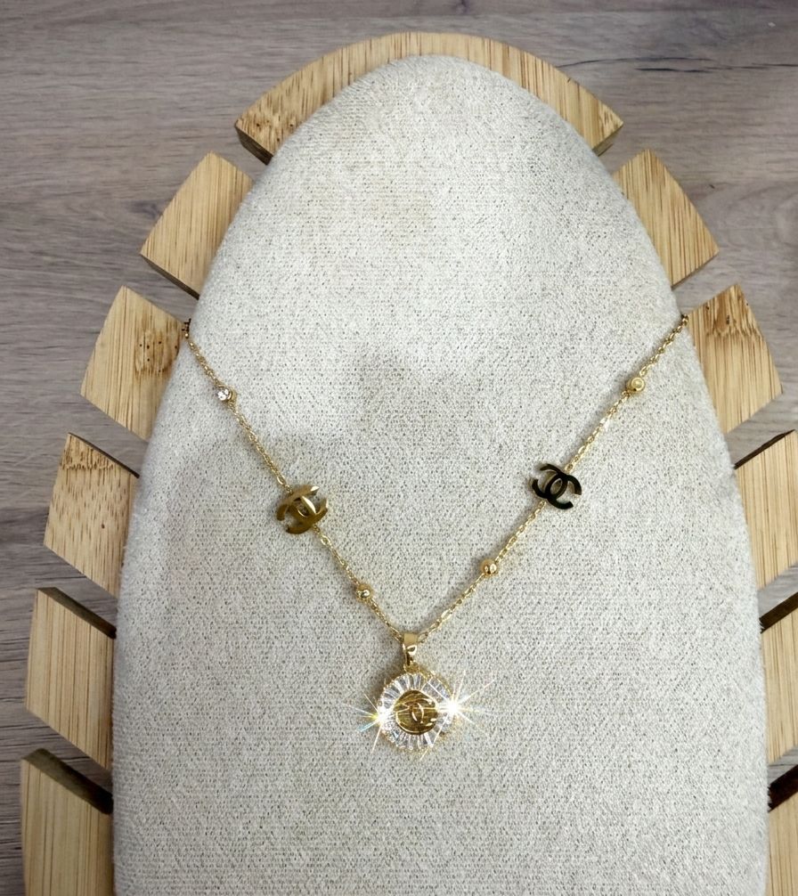 Collar Medallón de Lujo - Brillo Radiante en dorado