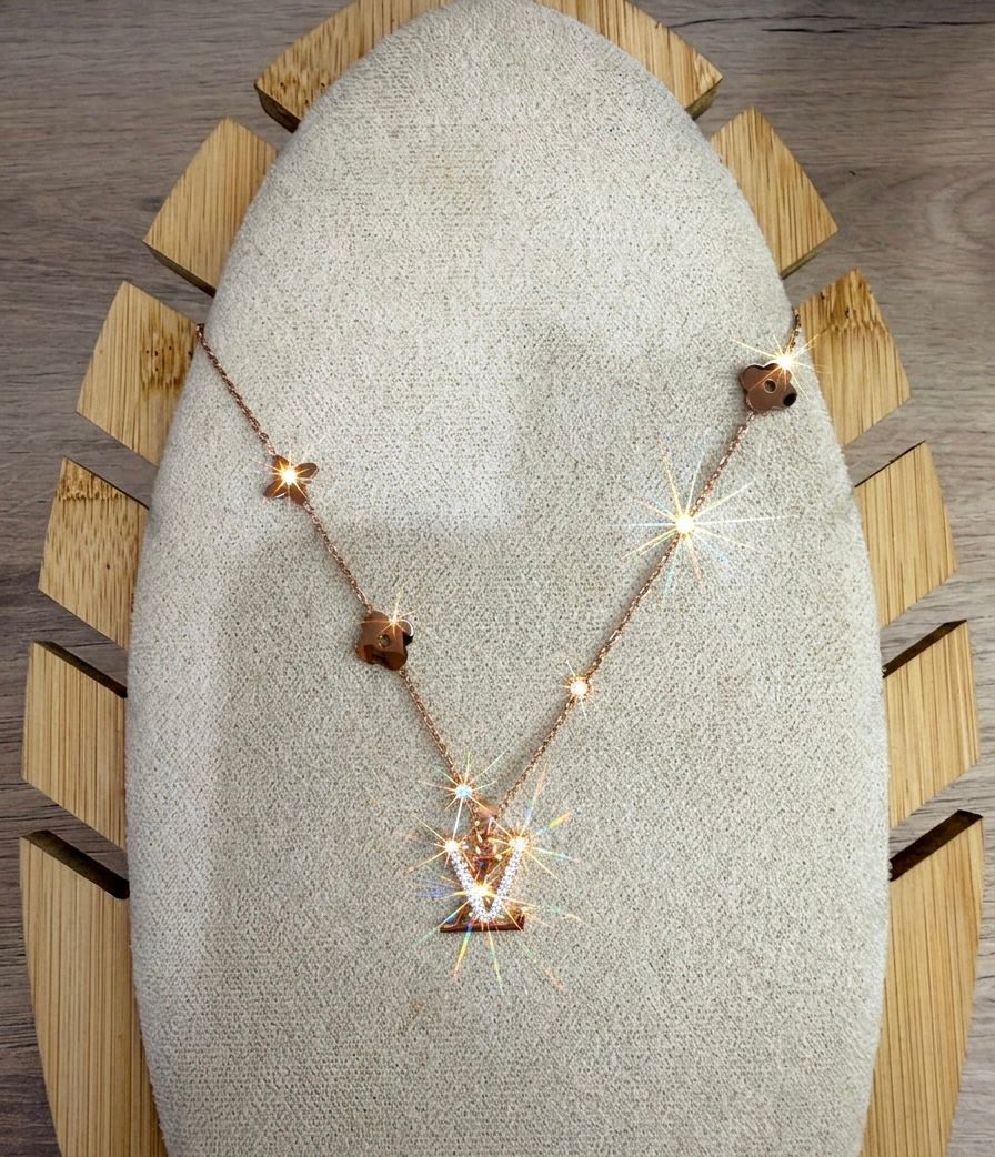 Collar LV Iconic - Sofisticación en Oro Rosa y Pavé de Cristales