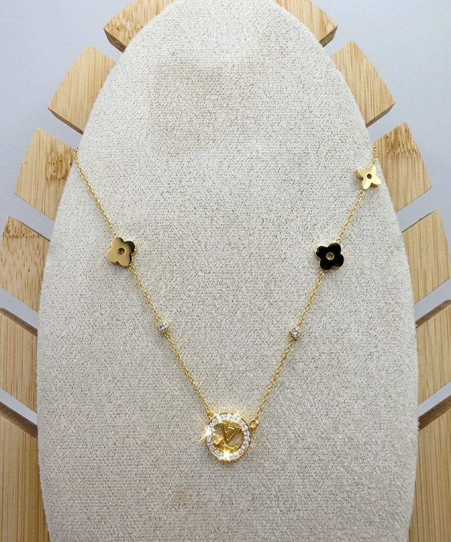Collar de acero inoxidable con Medallón LV y Motivos Florales | Elegancia Exclusiva