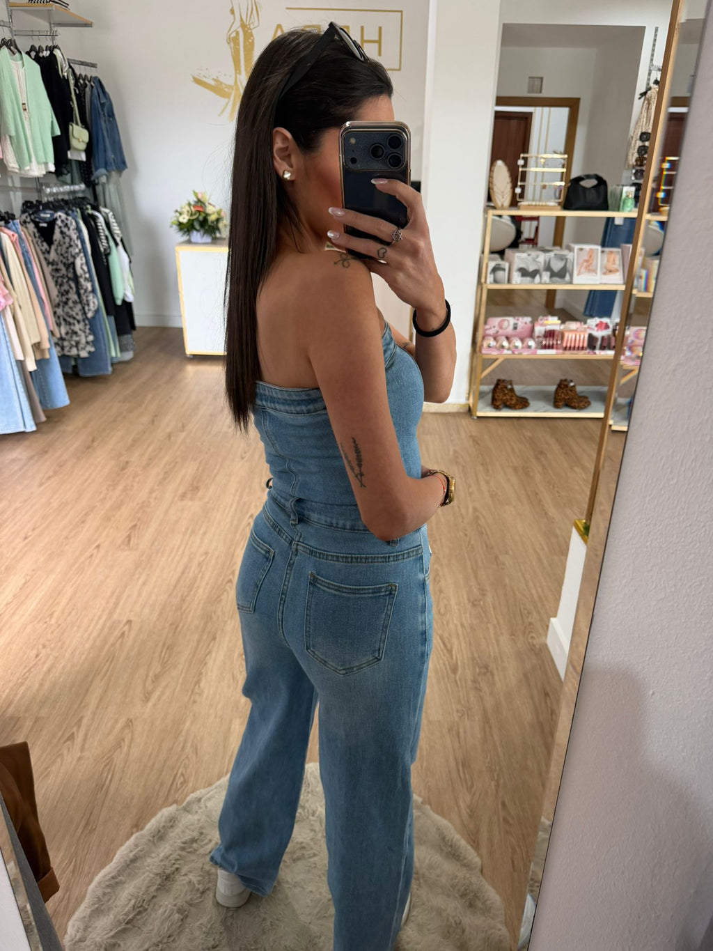 Mono Vaquero Denim de Corte Recto con Botonadura Frontal – Estilo Urbano Chic