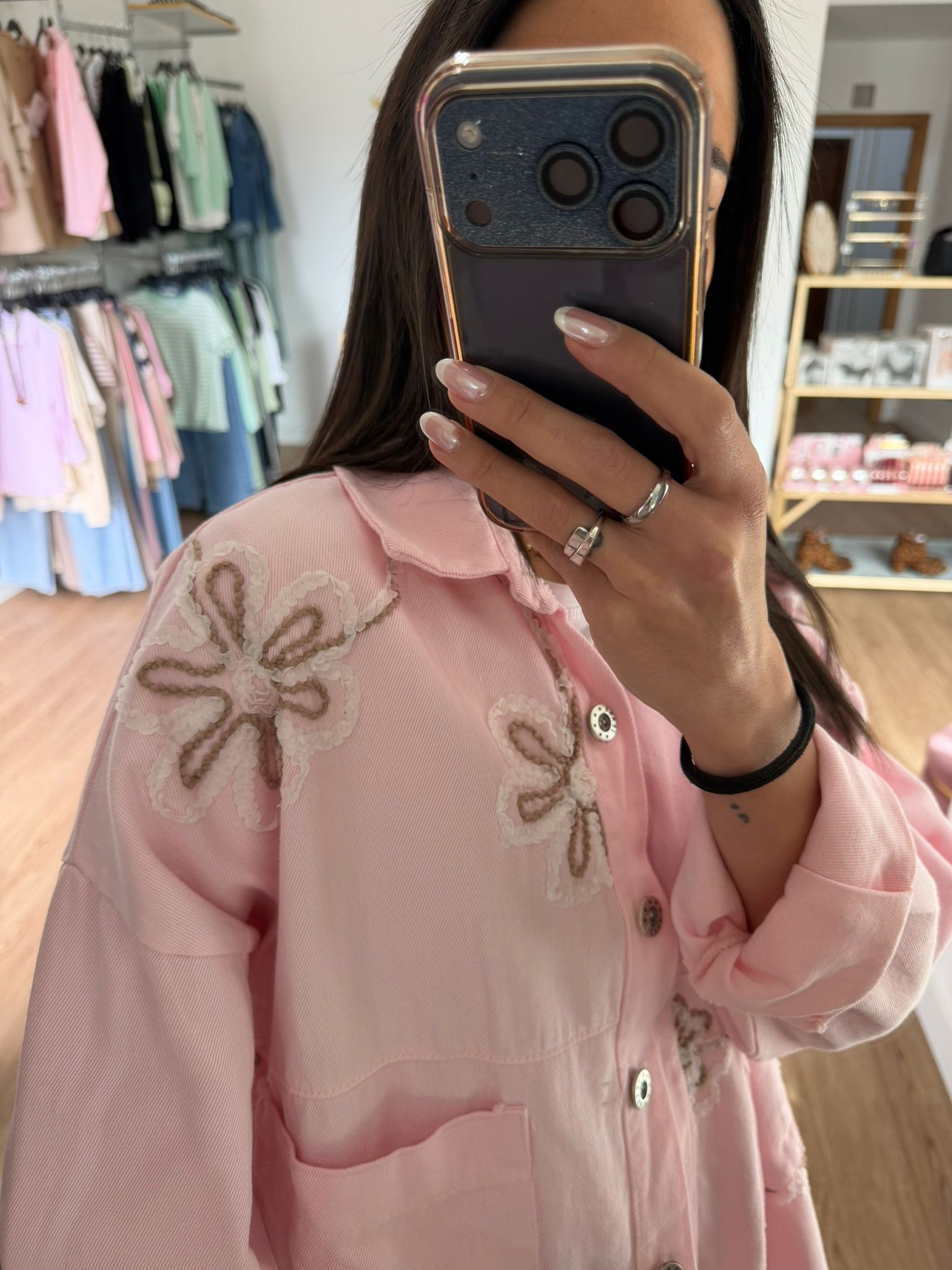 Chaqueta Vaquera Rosa con Bordados Florales en Relieve - Estilo romántico