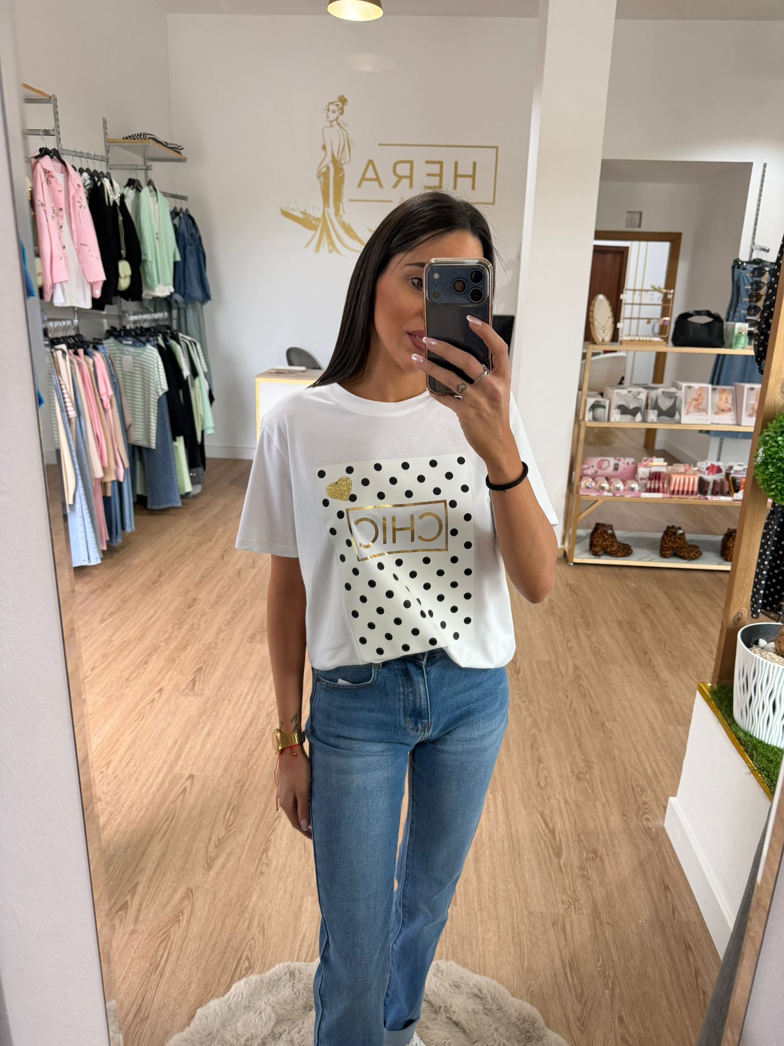Camiseta Blanca "CHIC" con Estampado de Lunares y Detalles Dorados
