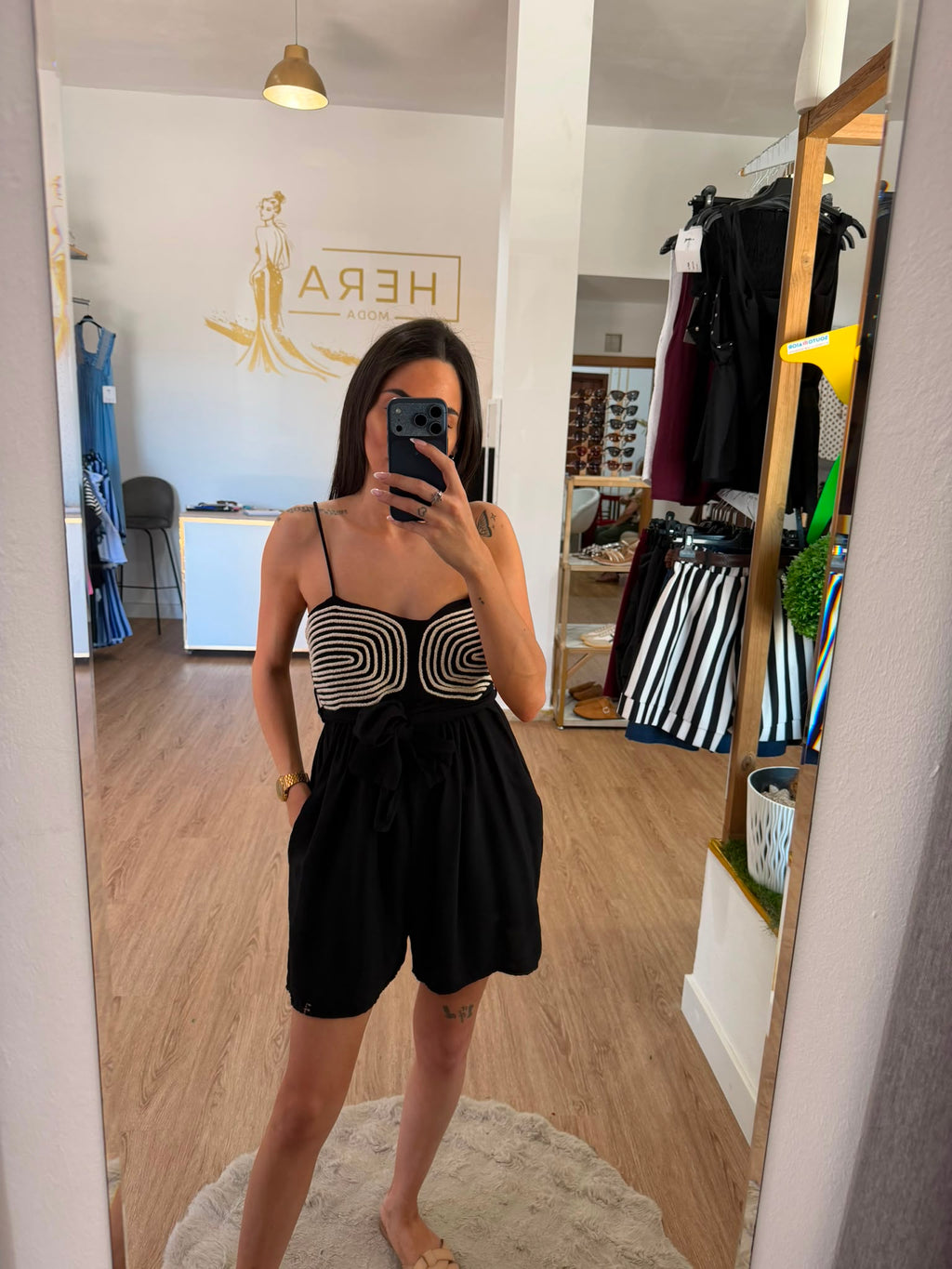 Mono Corto de Tirantes con Crochet Geométrico / Pantalón Fluido con Lazo