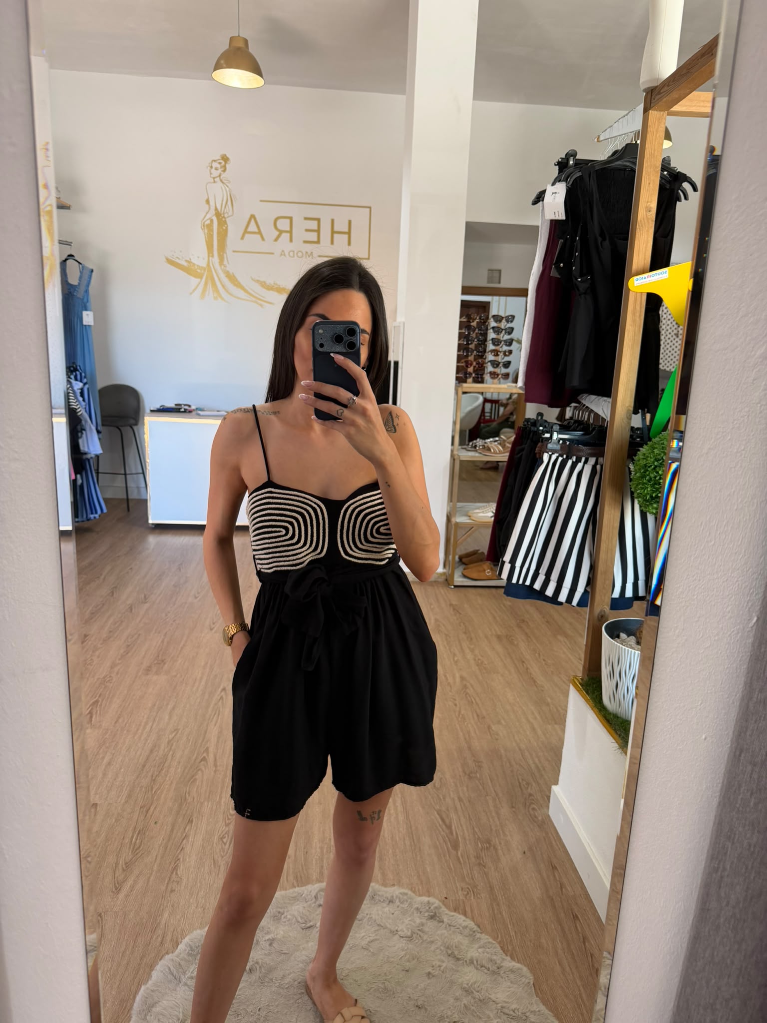 Mono Corto de Tirantes con Crochet Geométrico / Pantalón Fluido con Lazo