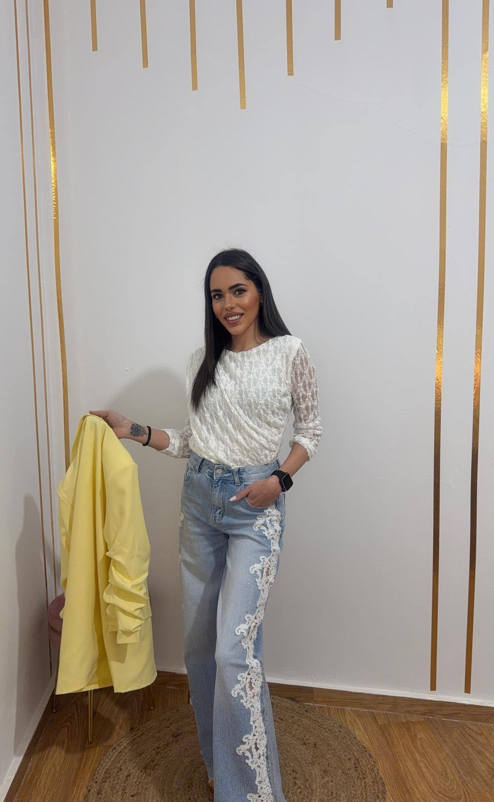 Denim con Bordados Florales y Detalles de Brillo – Edición Especial