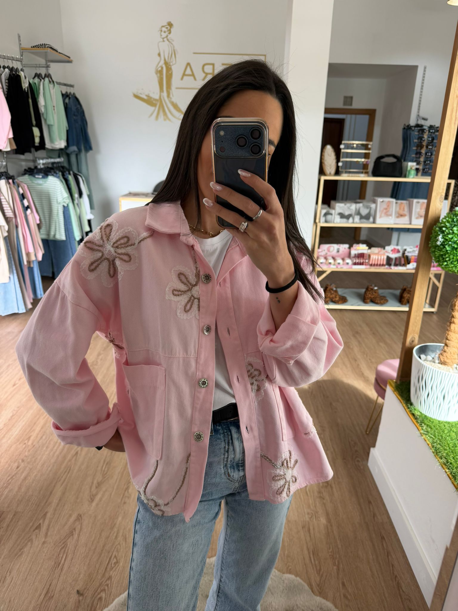 Chaqueta Vaquera Rosa con Bordados Florales en Relieve - Estilo romántico