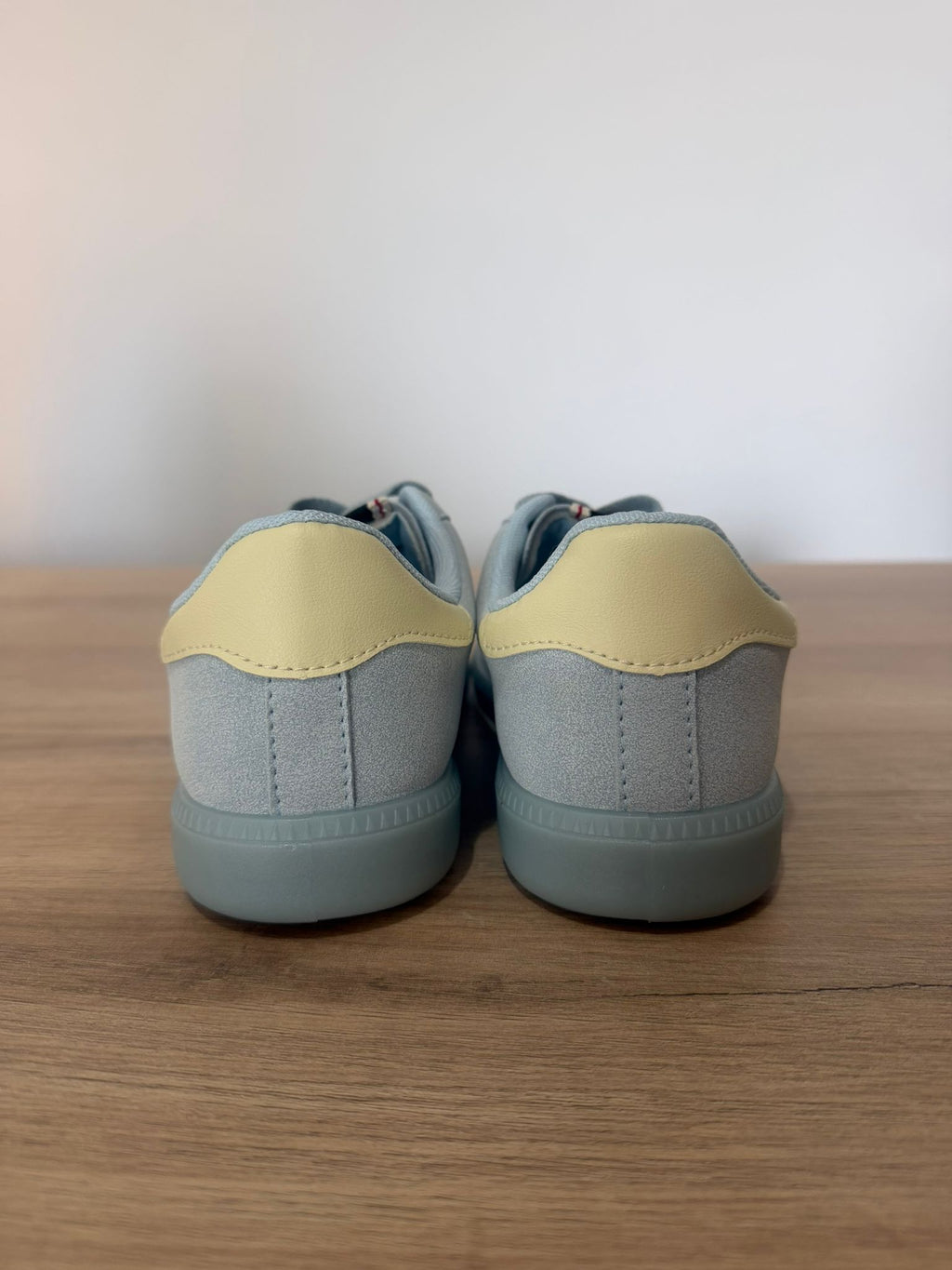 Deportivas urbanas mujer azul pastel con detalles amarillos- Estilo cómodo y casual