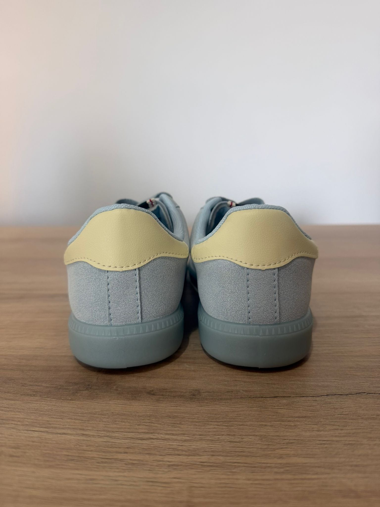 Deportivas urbanas mujer azul pastel con detalles amarillos- Estilo cómodo y casual