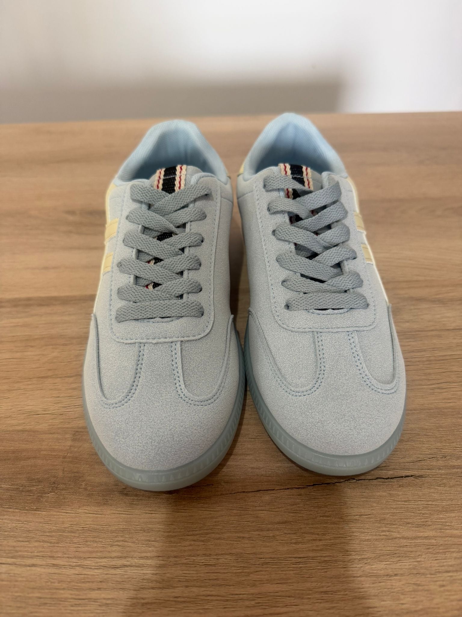 Deportivas urbanas mujer azul pastel con detalles amarillos- Estilo cómodo y casual