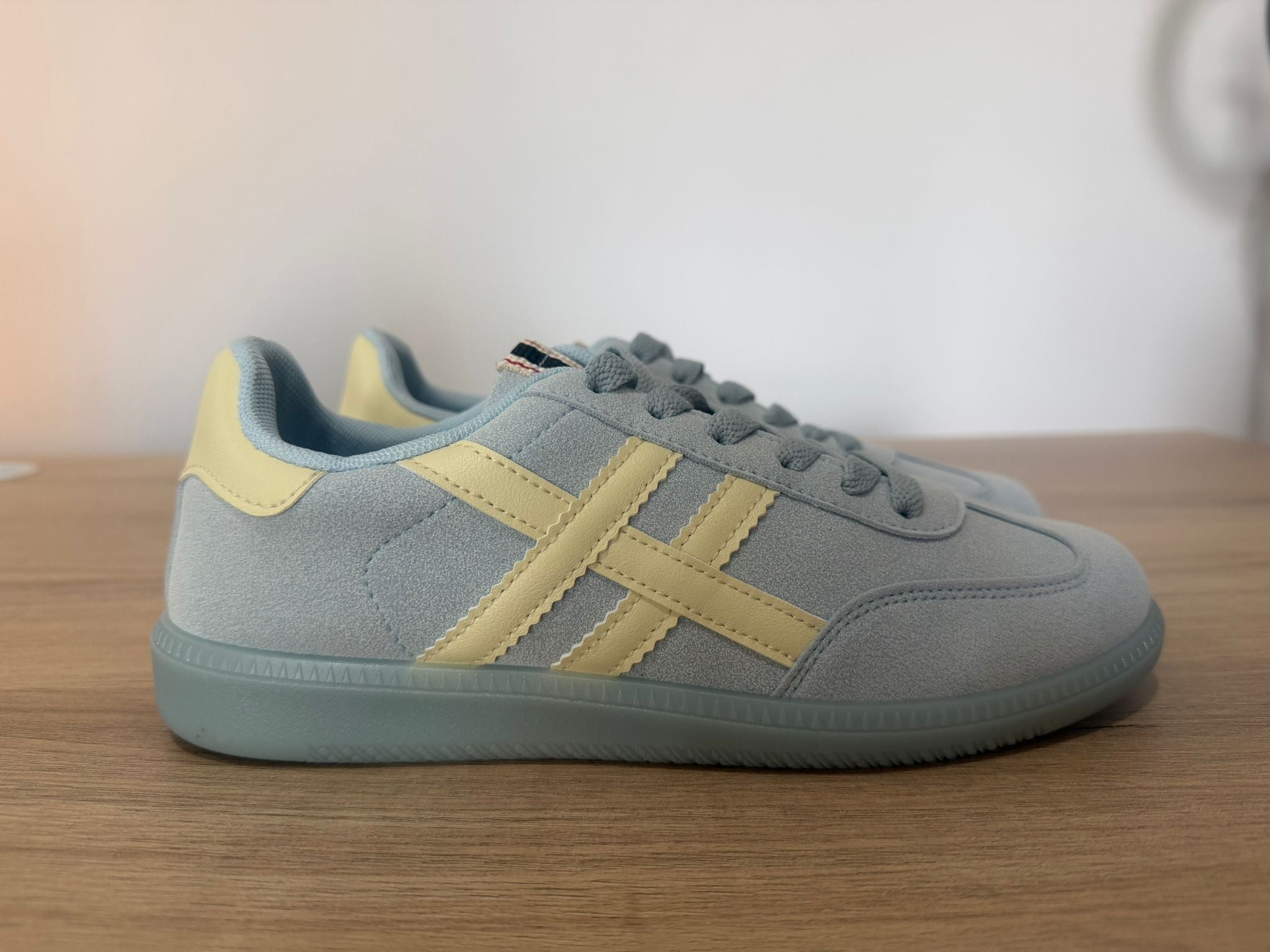 Deportivas urbanas mujer azul pastel con detalles amarillos- Estilo cómodo y casual