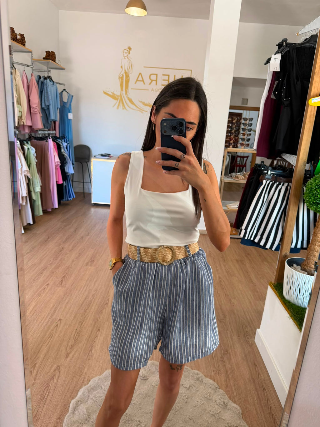 Short Bermuda Fluido de Rayas Con Cinturón de Rafia / Pantalón Corto Tiro Alto Textura Lino